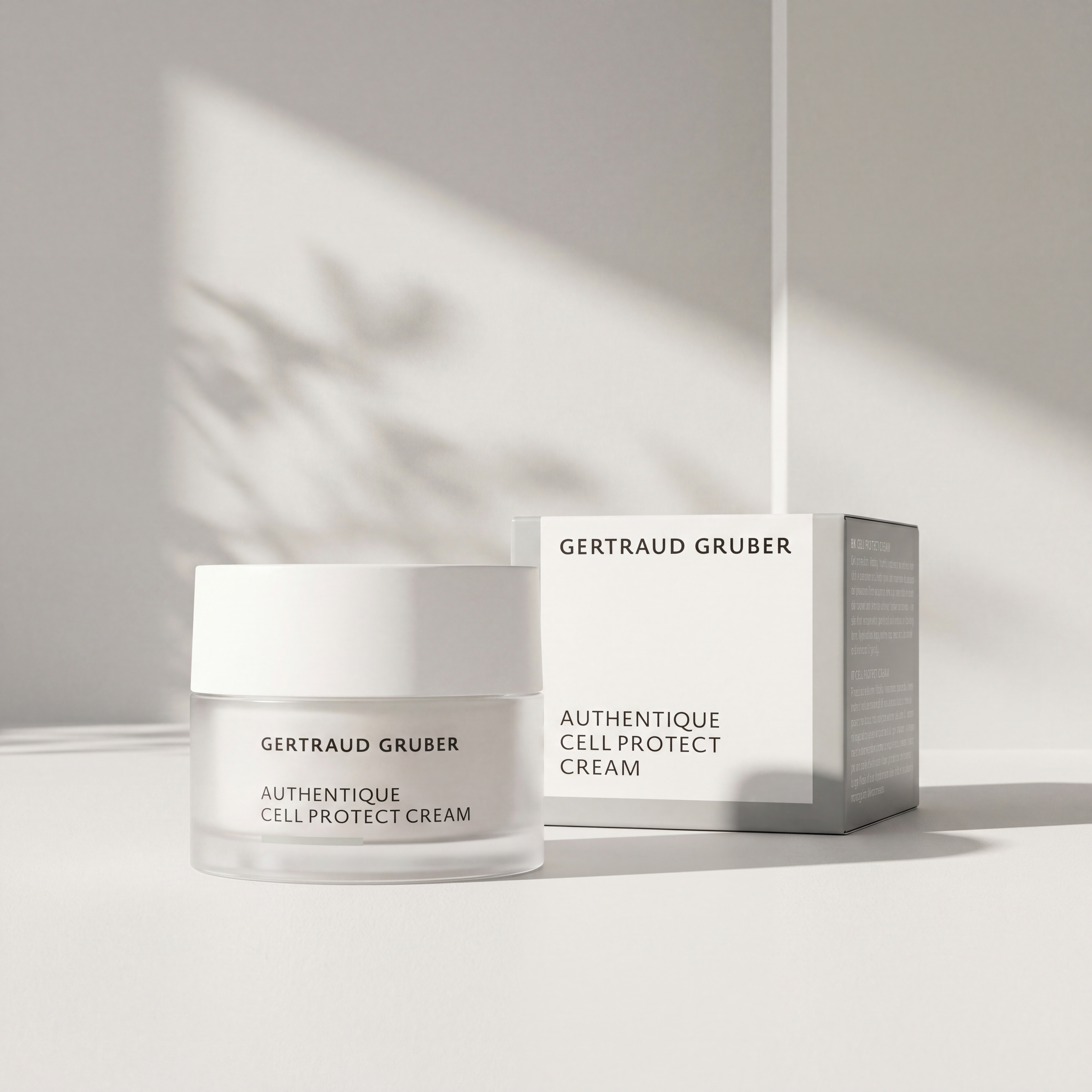 Edler Glastiegel Authentique Cell Protect Creme von Gertraud Gruber Kosmetik vor klarer, ruhiger Kulisse mit grauer Faltschachtel