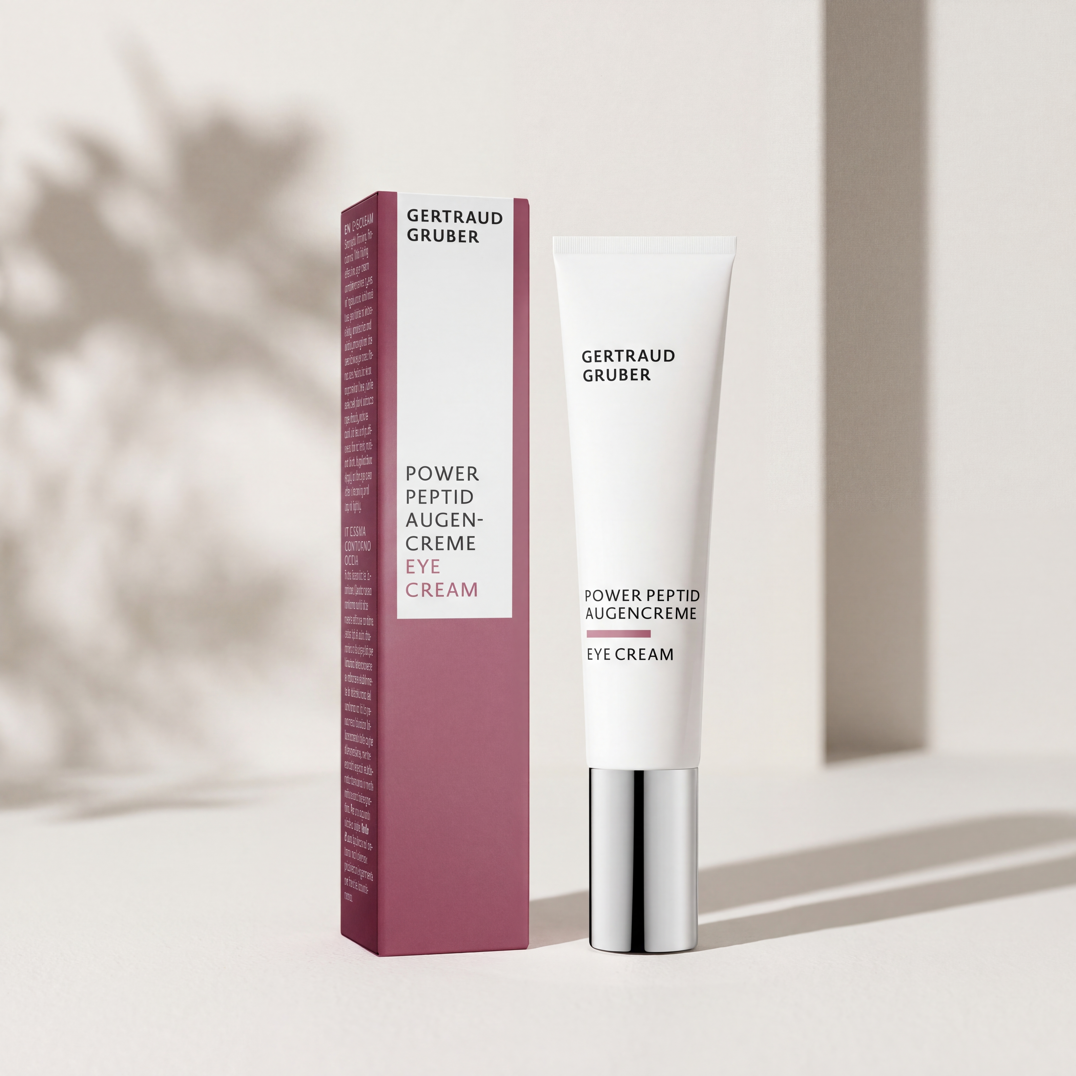 Tube Power Peptid Augencreme von Gertraud Gruber Kosmetik mit Faltschachtel vor heller Wand mit weichen Schatten