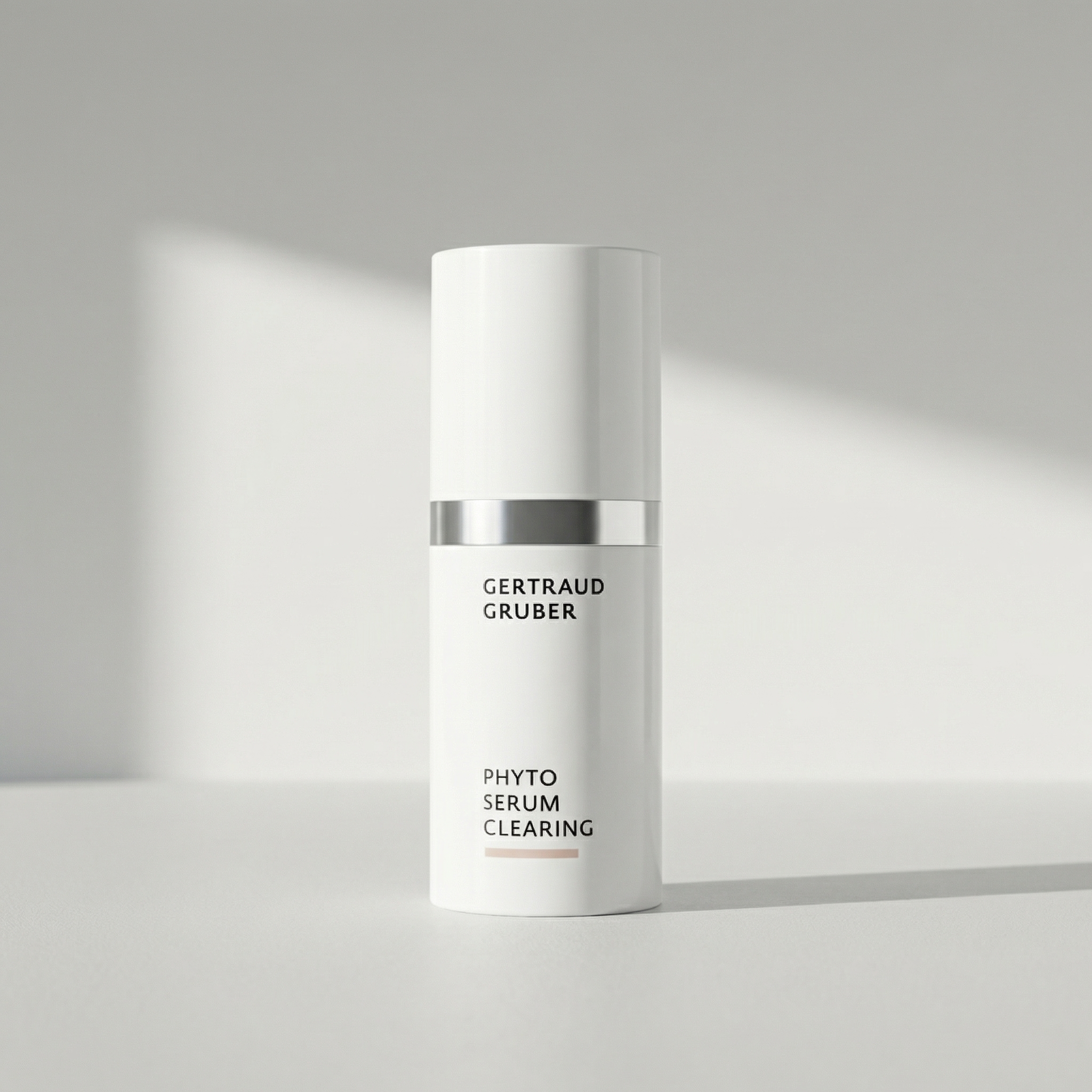 Schlanke weiße Flasche Phyto Serum Clearing von Gertraud Gruber Kosmetik vor heller Wand mit sanften Schatten