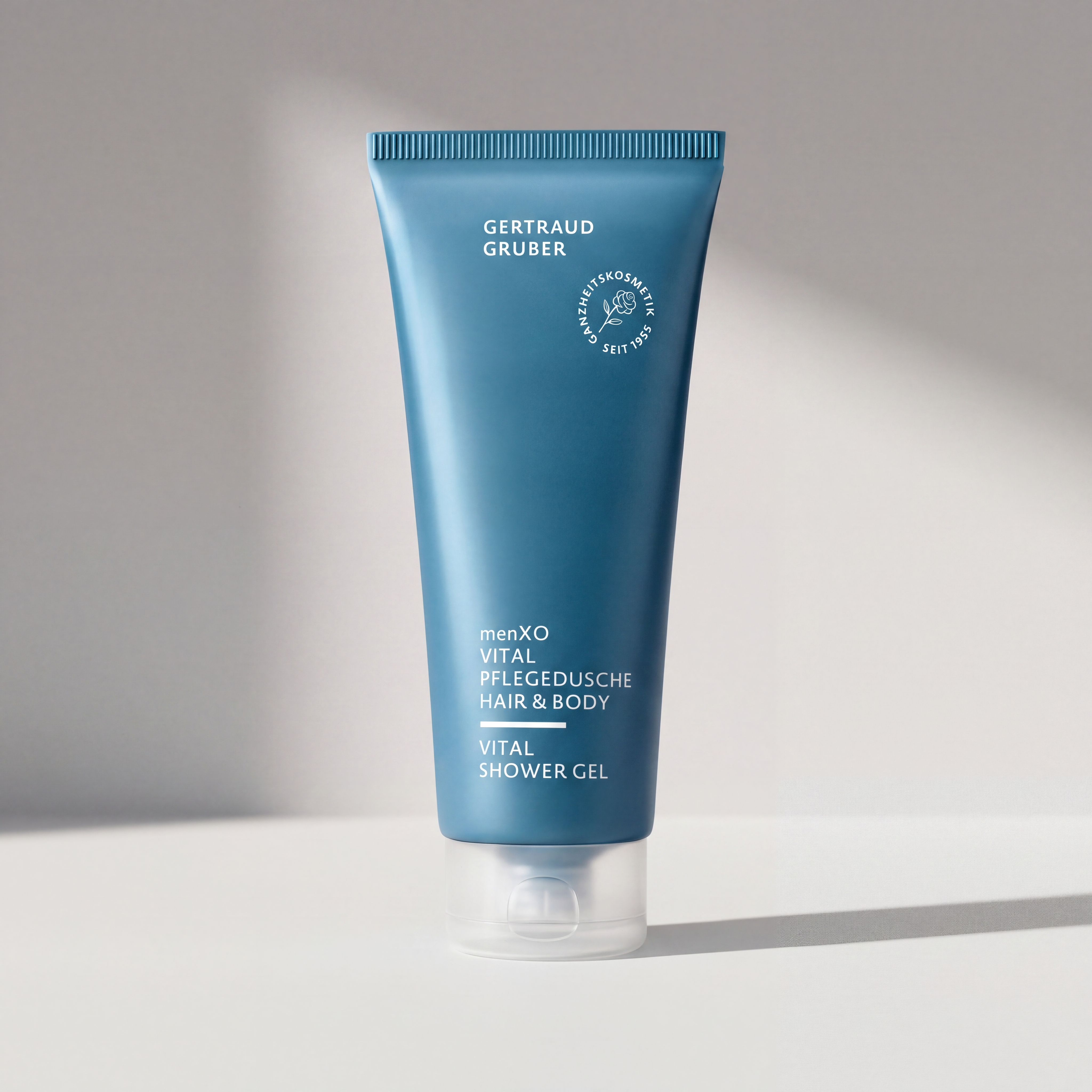 Tube Pflegedusche von Gertraud Gruber Kosmetik vor heller Wand mit sanften Schatten
