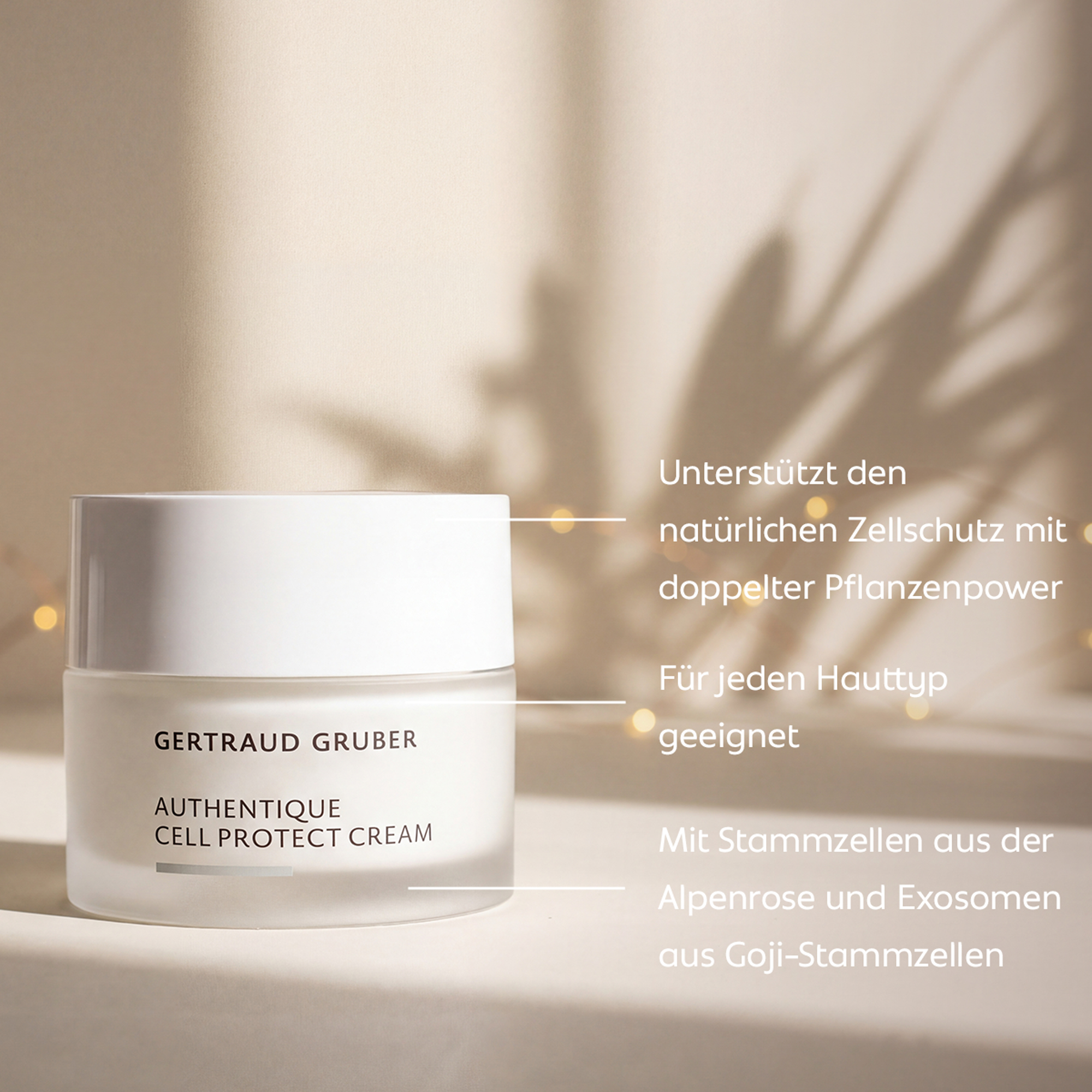 Gertraud Gruber AUTHENTIQUE Cell Protect Cream vor warmem Hintergrund mit Pflanzenschatten – Gesichtspflege für natürlichen Zellschutz mit Alpenrose und Goji