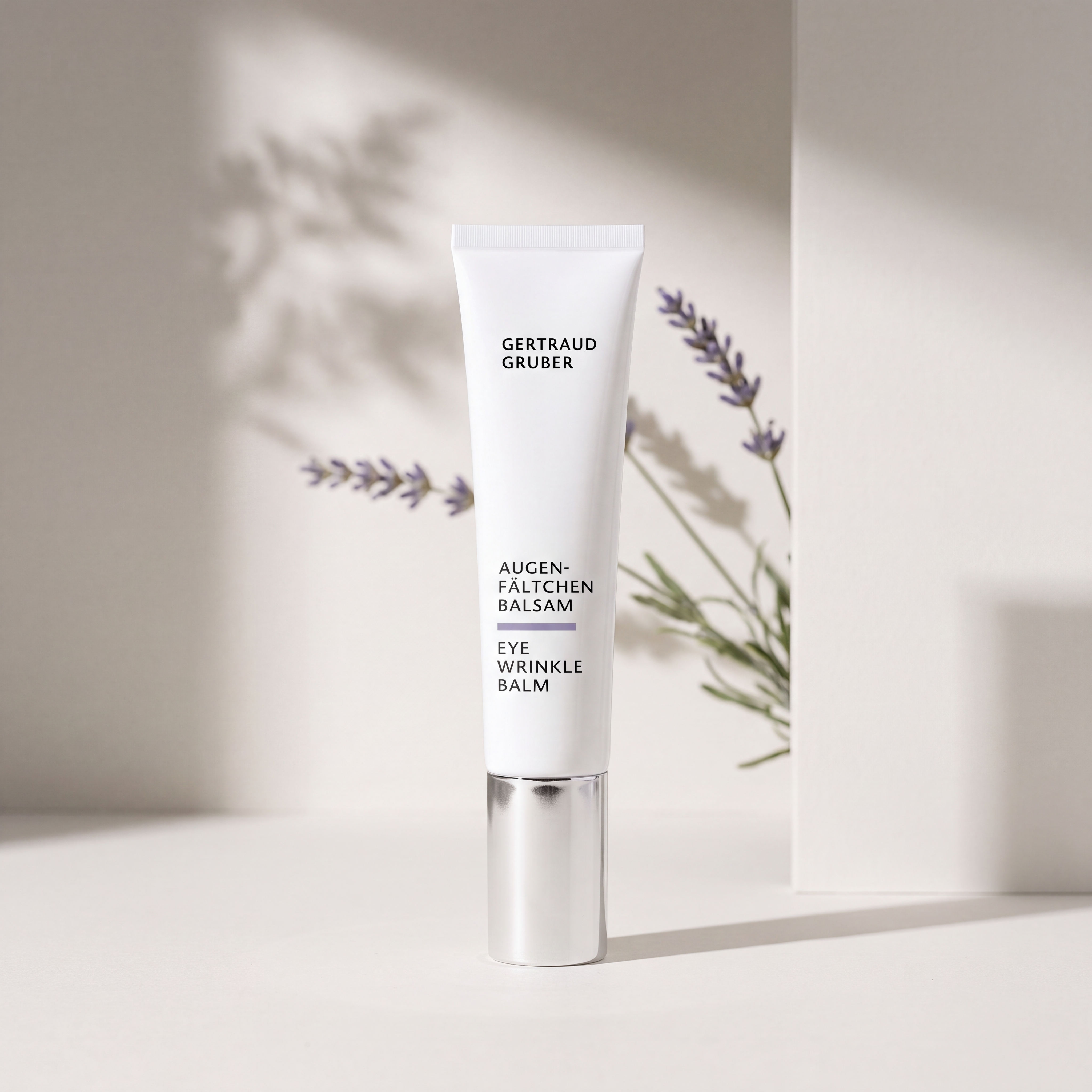 Schlanke Tube Augenfältchen Balsam von Gertraud Gruber Kosmetik vor minimalistischem, hellem Hintergrund