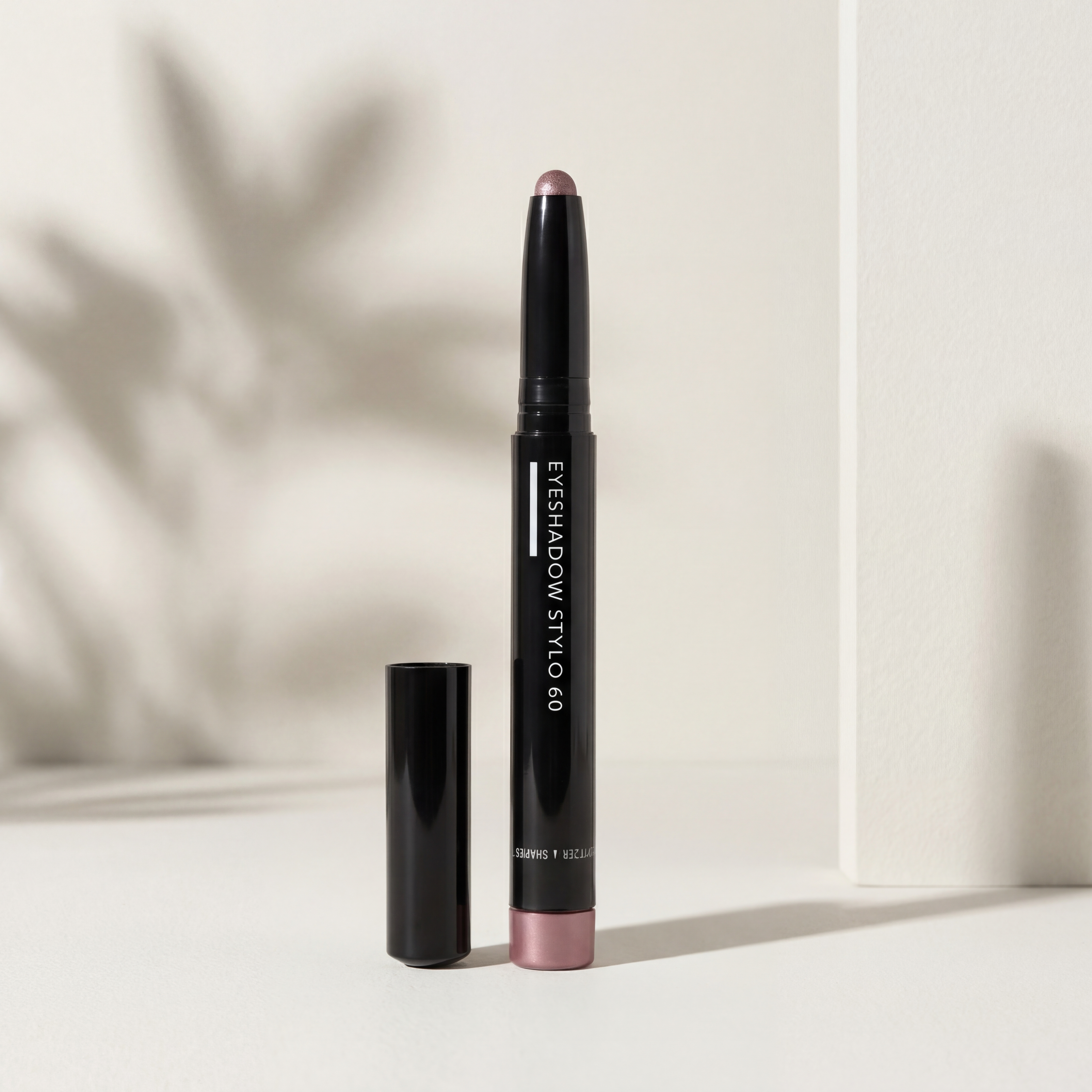 Präziser Eyeshadow Stylo 60 von Gertraud Gruber Kosmetik vor heller Wand mit sanften Schatten