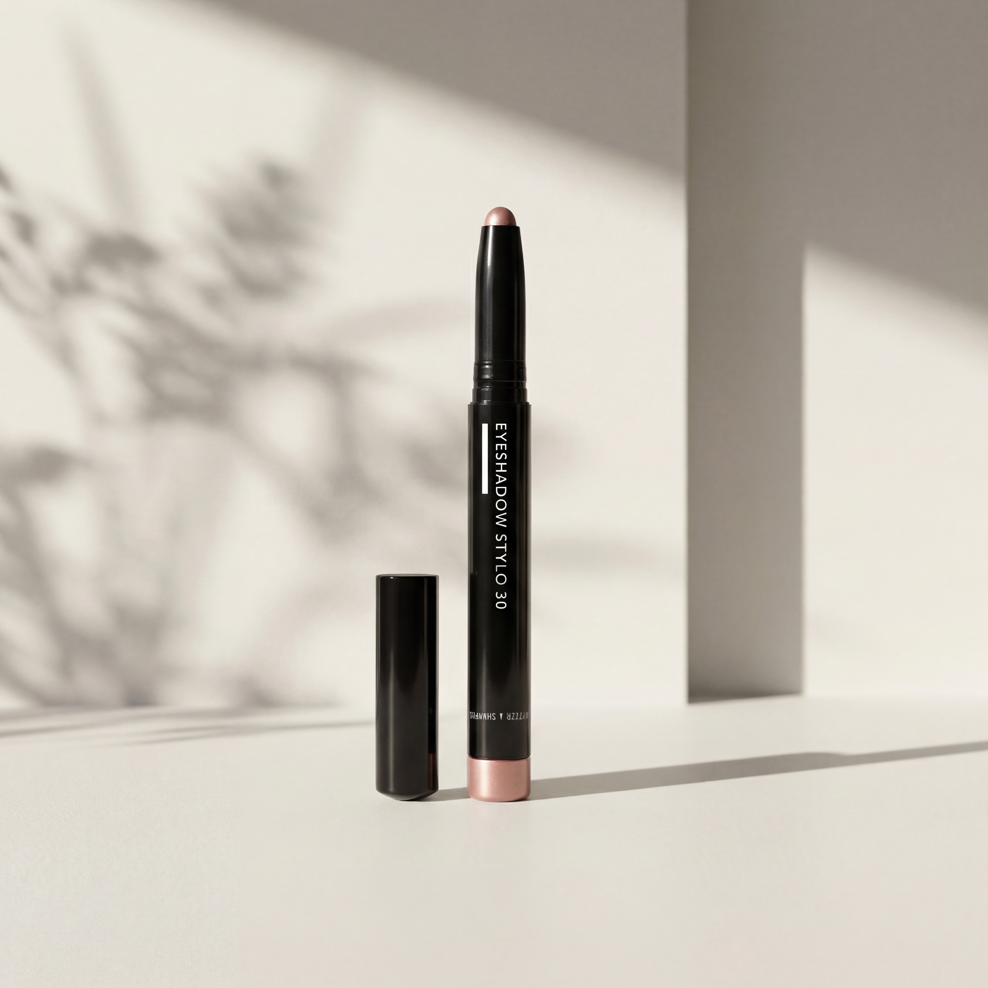 Präziser Eyeshadow Stylo 30 von Gertraud Gruber Kosmetik vor heller Wand mit sanften Schatten