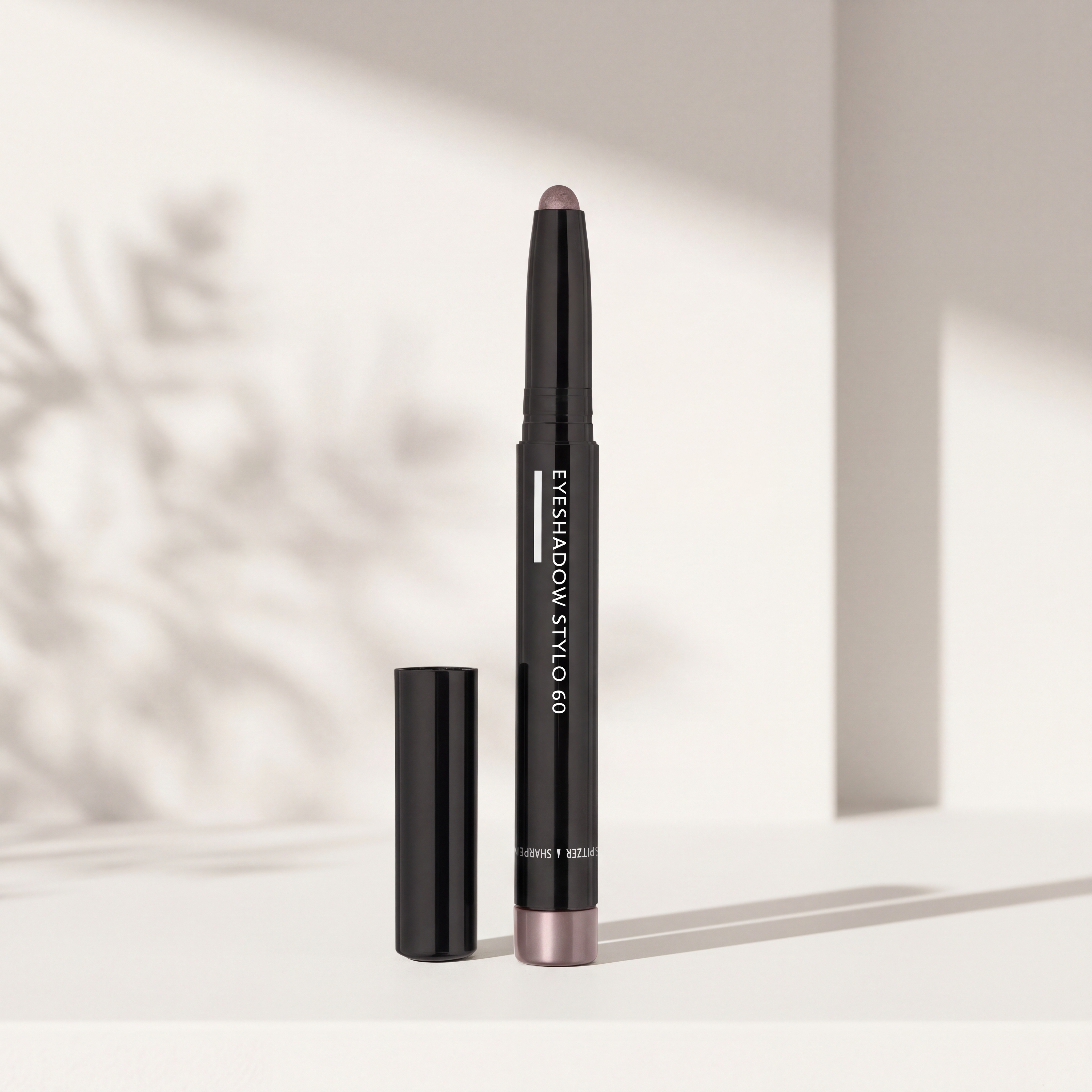 Präziser Eyeshadow Stylo 60 von Gertraud Gruber Kosmetik vor heller Wand mit sanften Schatten