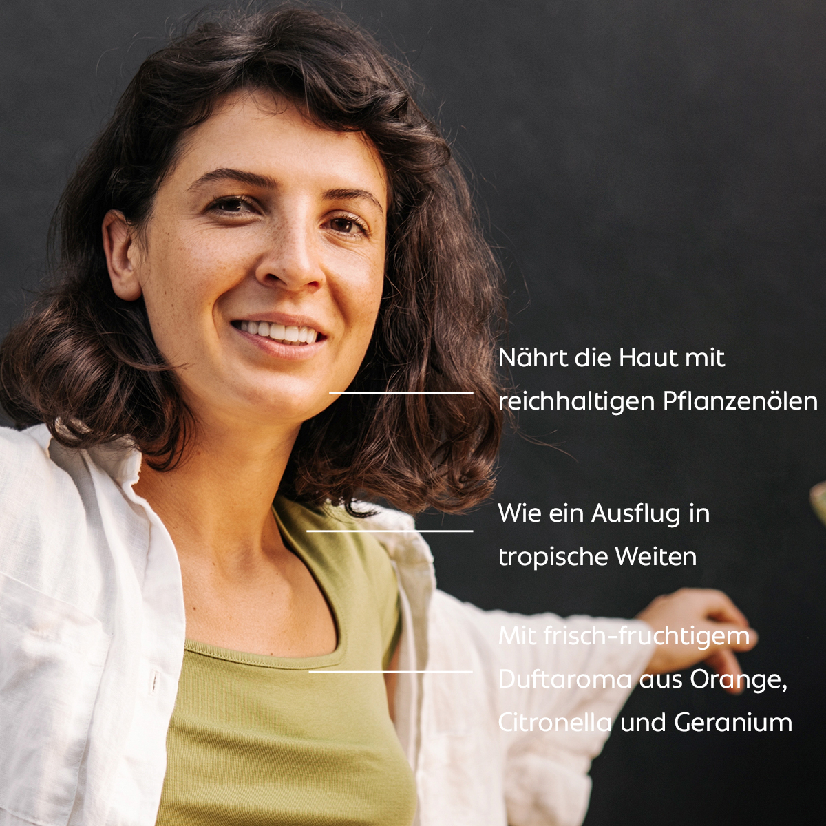 Eine lächelnde Frau blickt entspannt zur Seite; der Text beschreibt nährende Pflege mit reichhaltigen Pflanzenölen, ein Gefühl wie in tropischen Weiten und ein frisch-fruchtiges Dufterlebnis mit Orange, Citronella und Geranium.