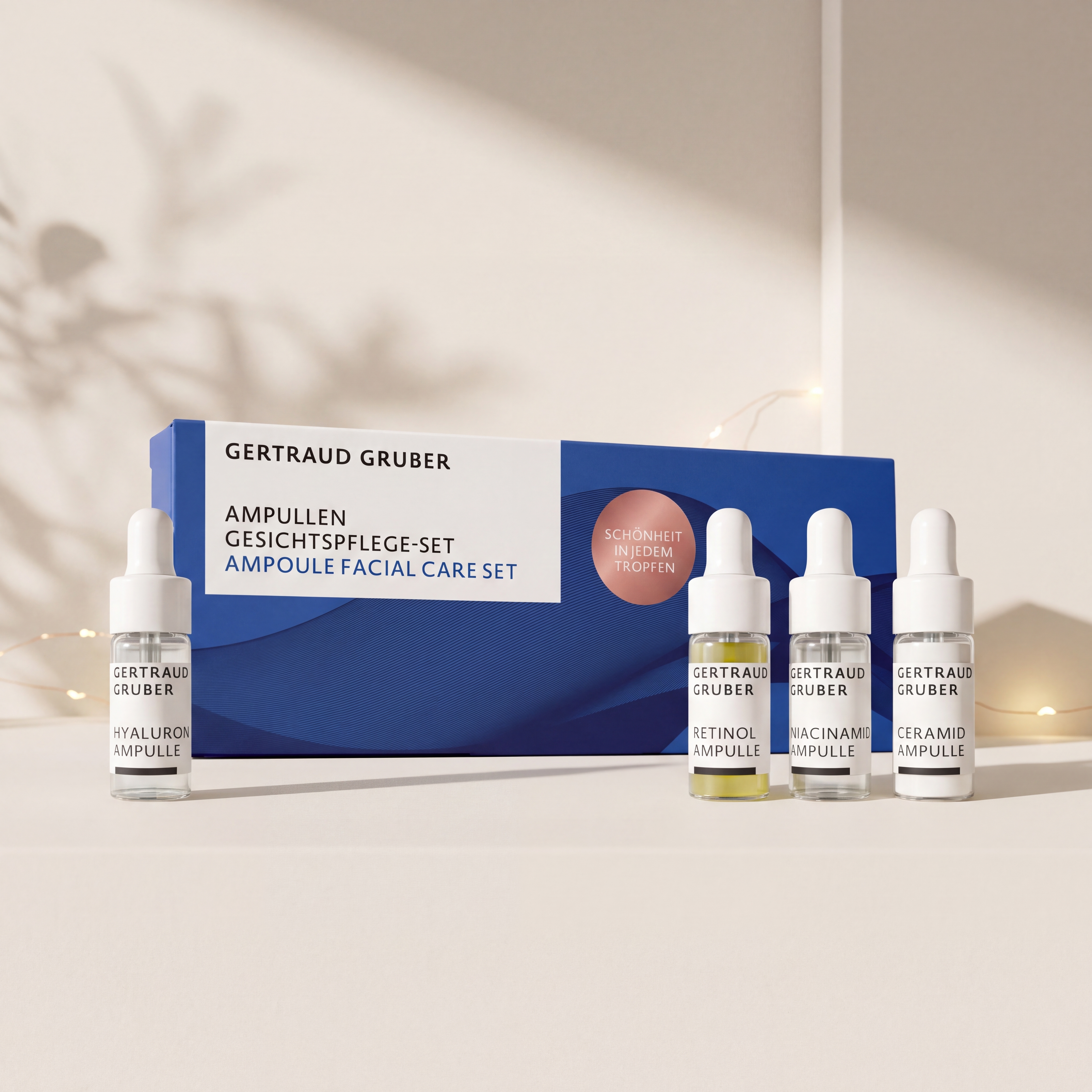 Ampullen Gesichtspflege-Set von GERTRAUD GRUBER mit Hyaluron-, Retinol-, Niacinamid- und Ceramid-Ampulle vor der Geschenkverpackung, stimmungsvoll inszeniert mit warmen Lichtern.
