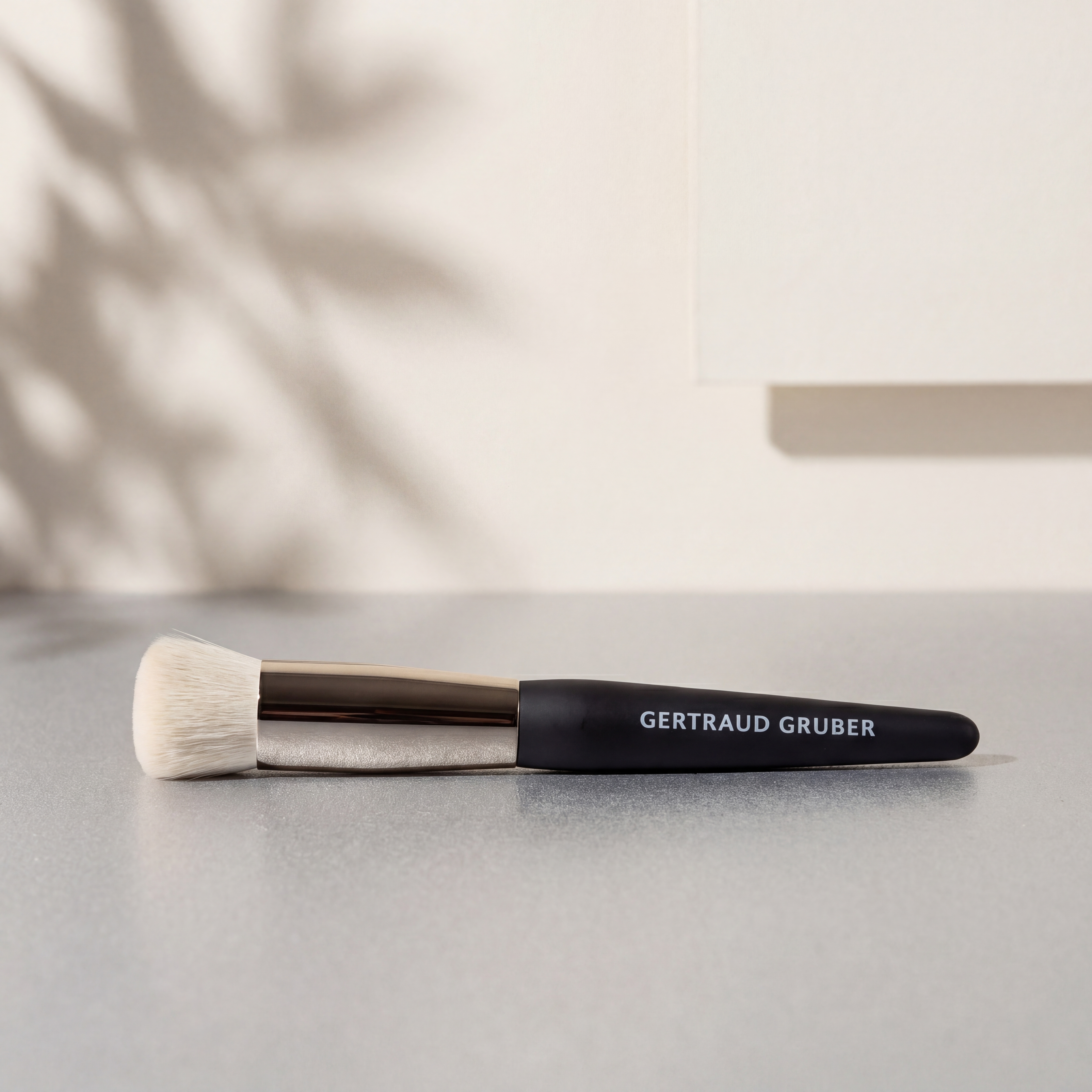 Foundation Pinsel von Gertraud Gruber Kosmetik vor heller Wand mit sanften Schatten