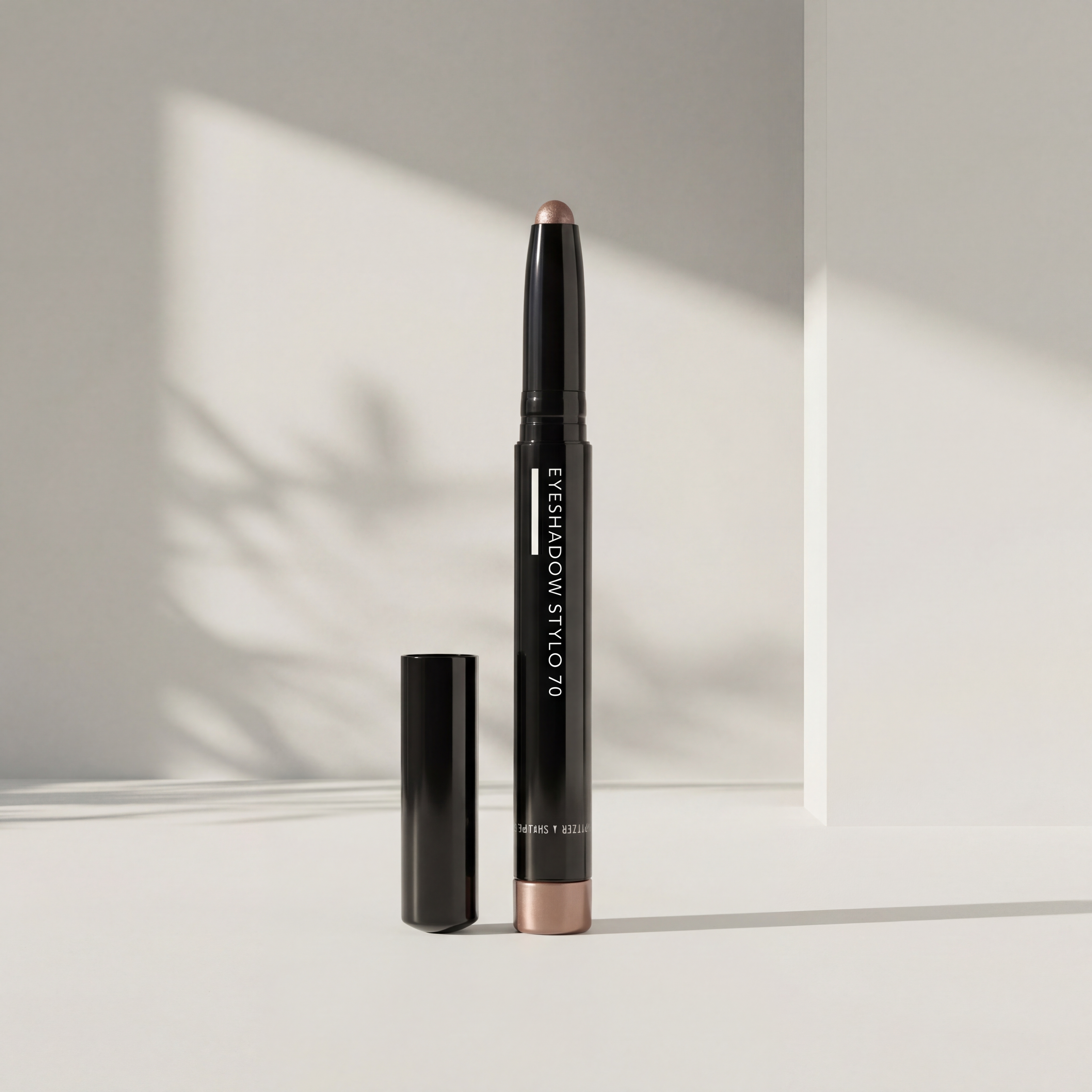 Präziser Eyeshadow Stylo 70 von Gertraud Gruber Kosmetik vor heller Wand mit sanften Schatten