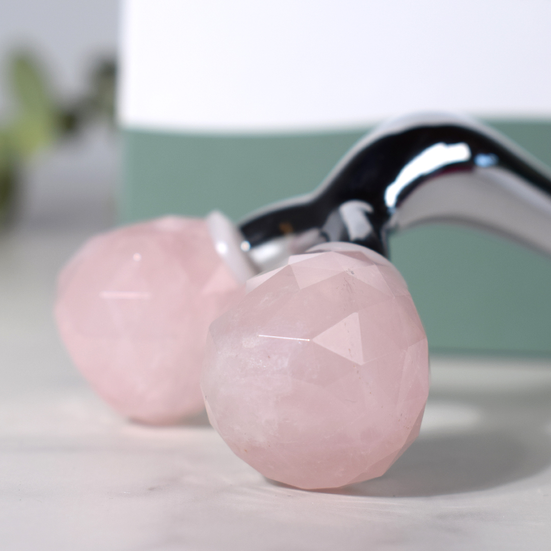 ROSENQUARZROLLER | Straffende Gesichtsmassage ROSENQUARZROLLER | Straffende Gesichtsmassage