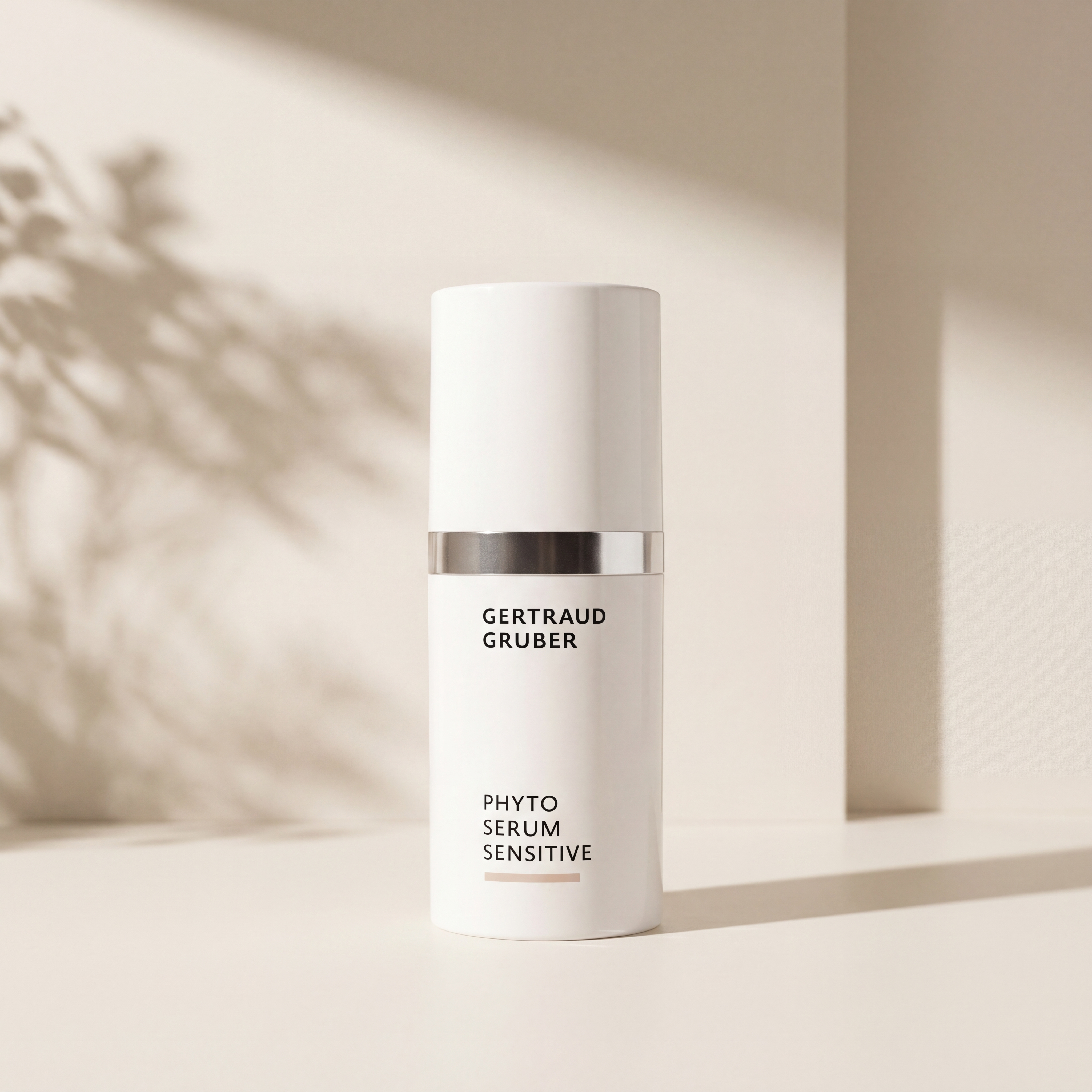 Schlanke weiße Flasche Phyto Serum Sensitive von Gertraud Gruber Kosmetik vor heller Wand mit sanften Schatten
