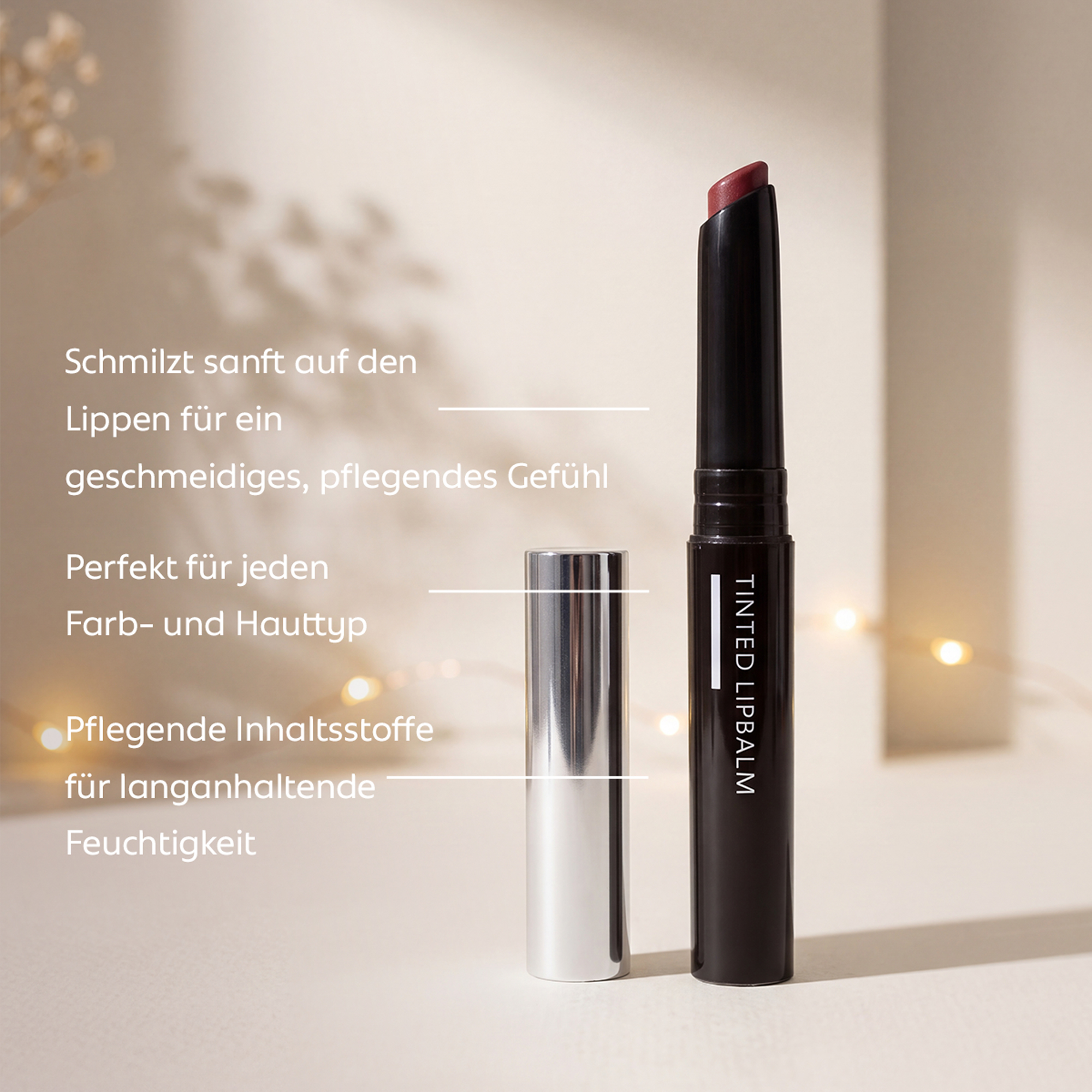 Gertraud Gruber Tinted Lipbalm vor einem hellen, warmen Hintergrund mit dezenten Lichterketten. Links stehen die Produktvorteil.