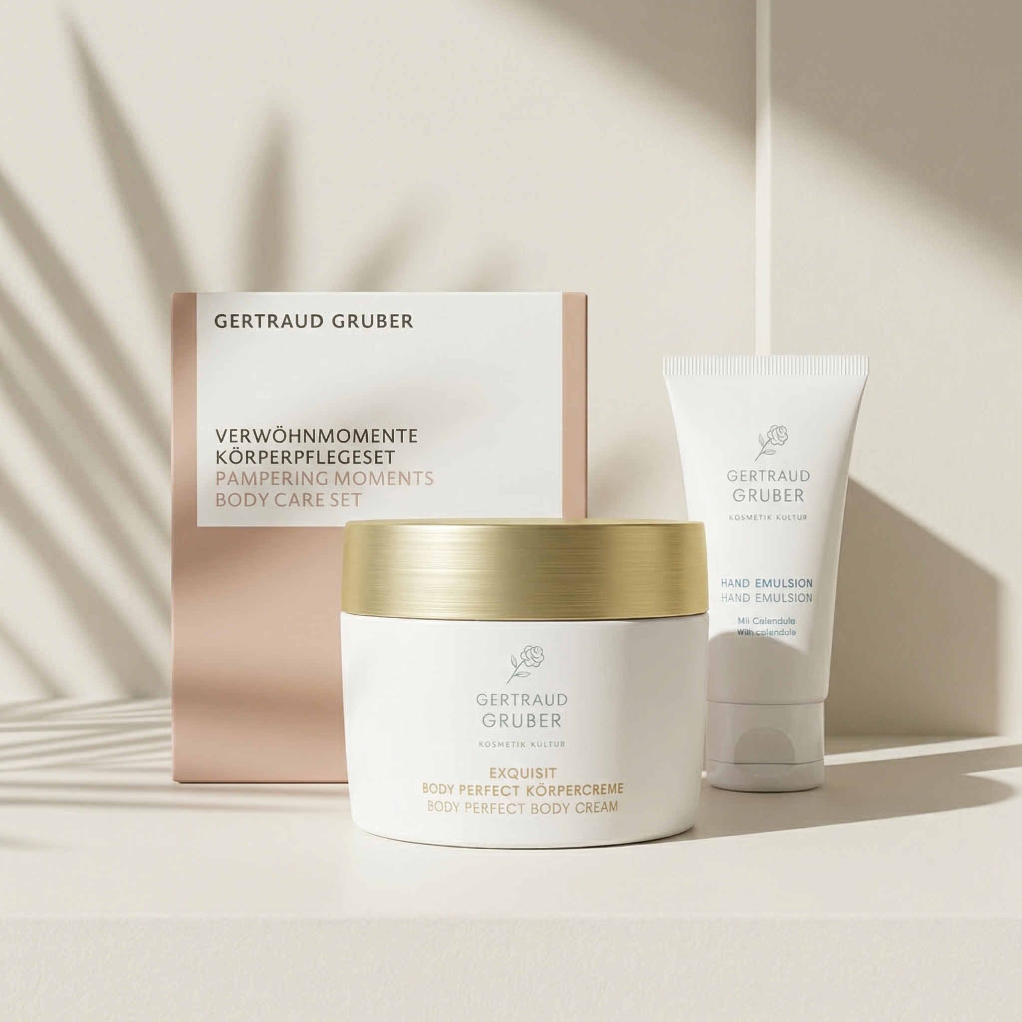 Verwöhnmomente Körperpflegeset von Gertraud Gruber Kosmetik mit Körpercreme und Handemulsion vor heller Wand mit Faltschachtel