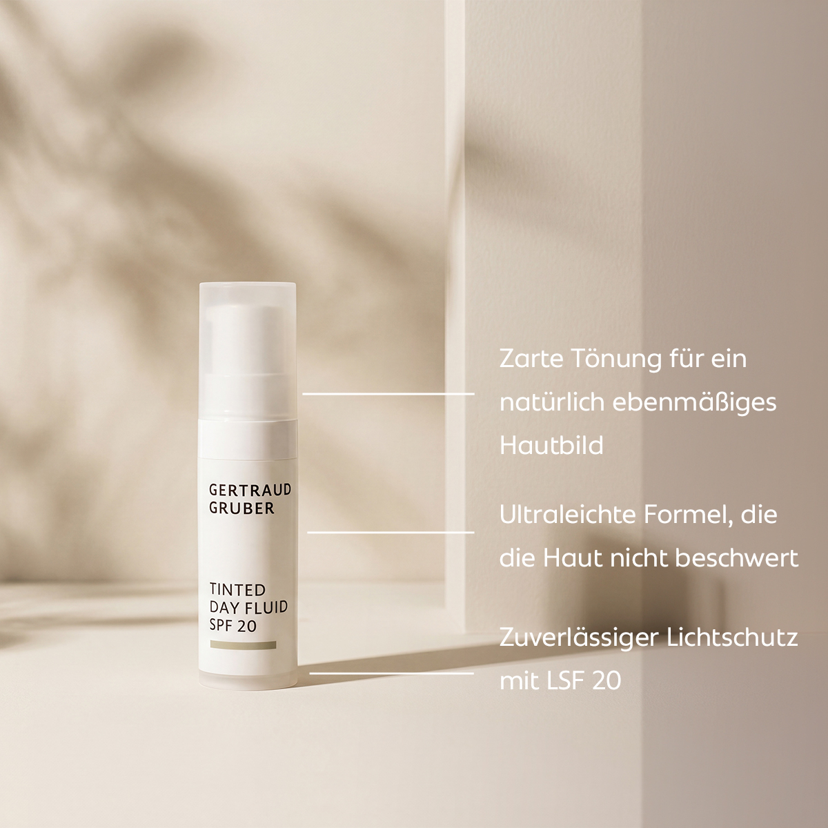 Spenderflasche des Gertraud Gruber Tinted Day Fluid SPF 20 auf hellem Hintergrund mit eingeblendeten Produktinformationen.