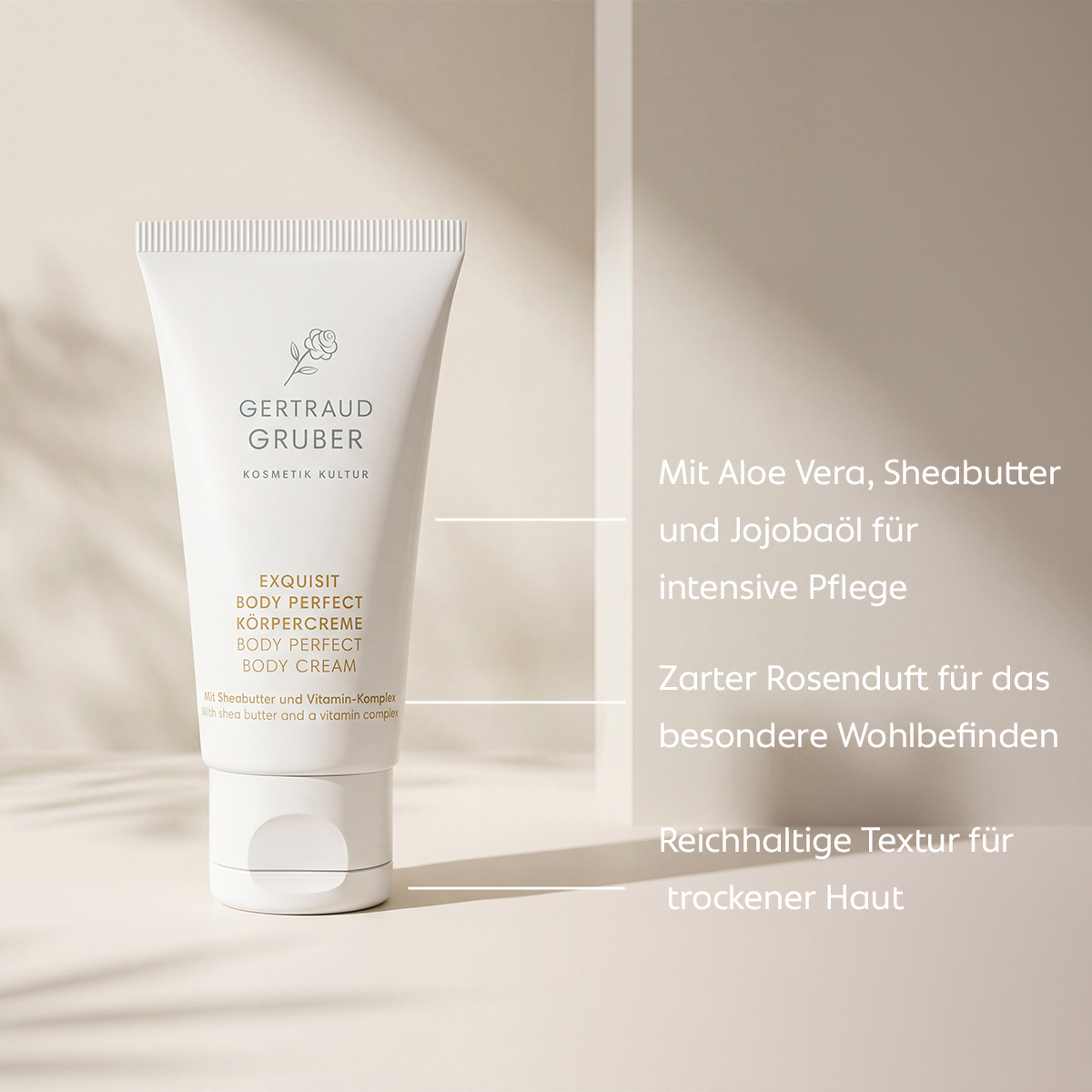 Weiße Tube der Gertraud Gruber Exquisit Body Perfect Körpercreme auf hellem Hintergrund mit eingeblendeten Produktinformationen.