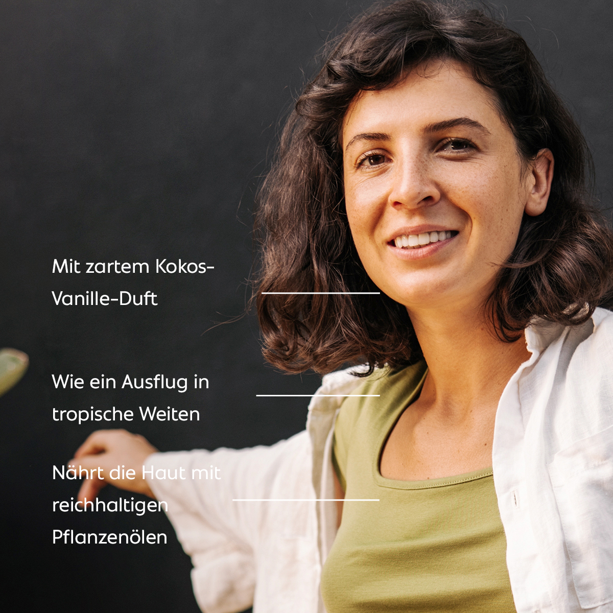 Eine lächelnde Frau blickt entspannt zur Seite; der Text beschreibt einen zarten Kokos-Vanille-Duft, ein Gefühl wie in tropischen Weiten und nährende Pflege mit reichhaltigen Pflanzenölen.