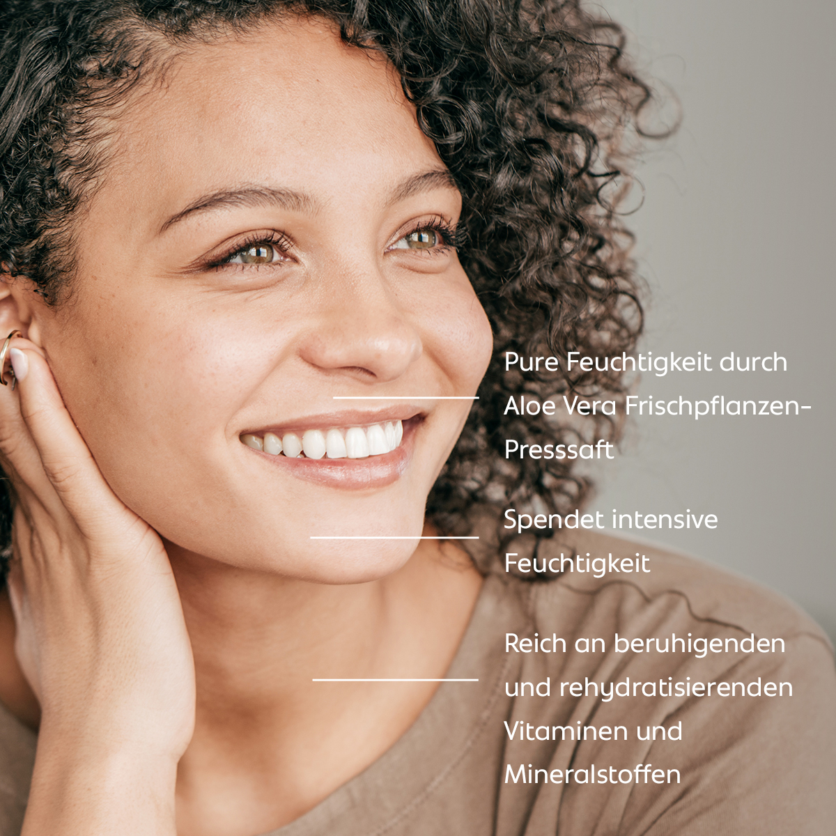 Frau mit frischer, vitaler Ausstrahlung; der Text beschreibt pure Feuchtigkeit durch Aloe-Vera-Frischpflanzensaft, intensive Hydration und eine Pflege reich an beruhigenden, rehydrierenden Vitaminen und Mineralstoffen.