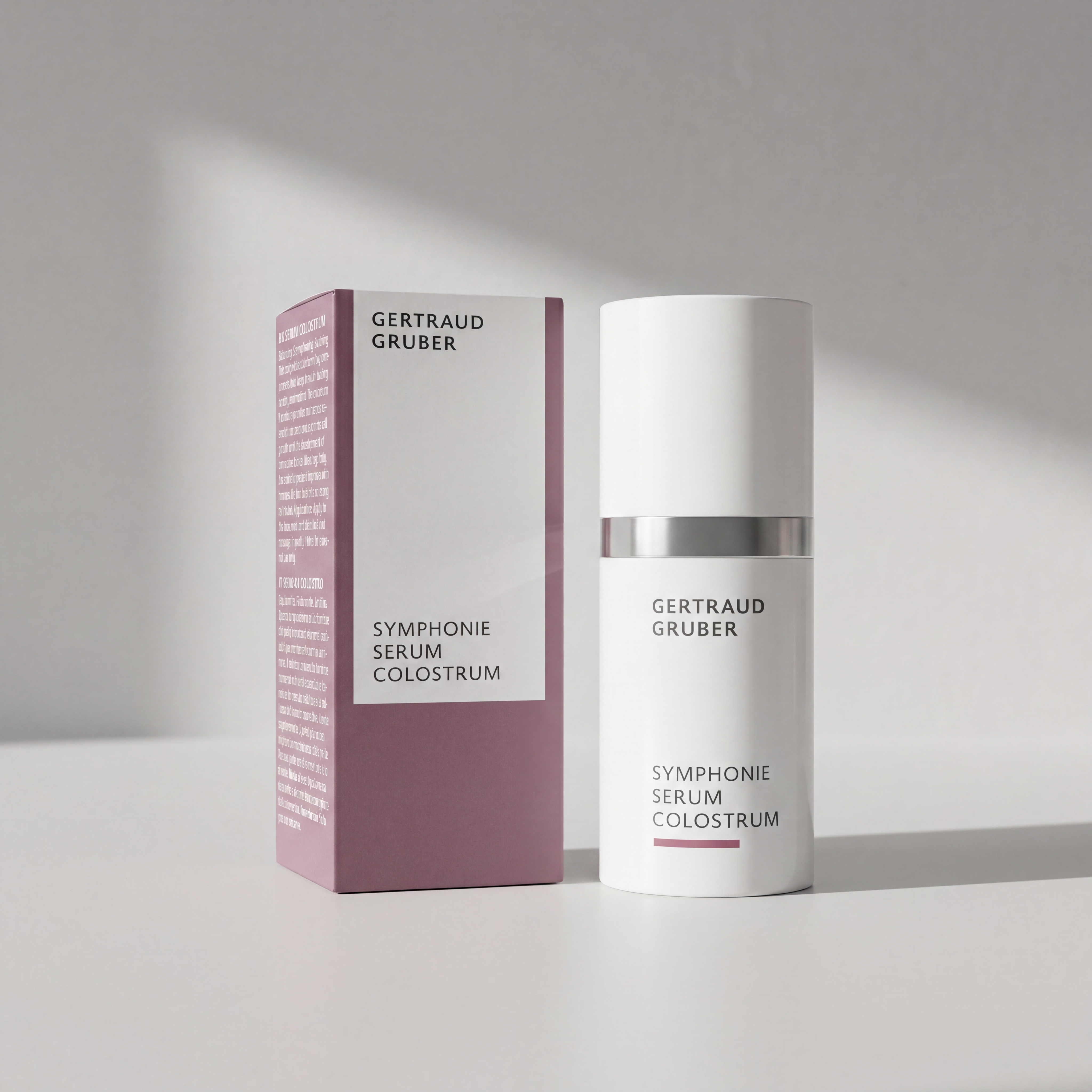 Symphonie Serum Colostrum in weißem Spender vor heller Wand mit lila Faltschachtel