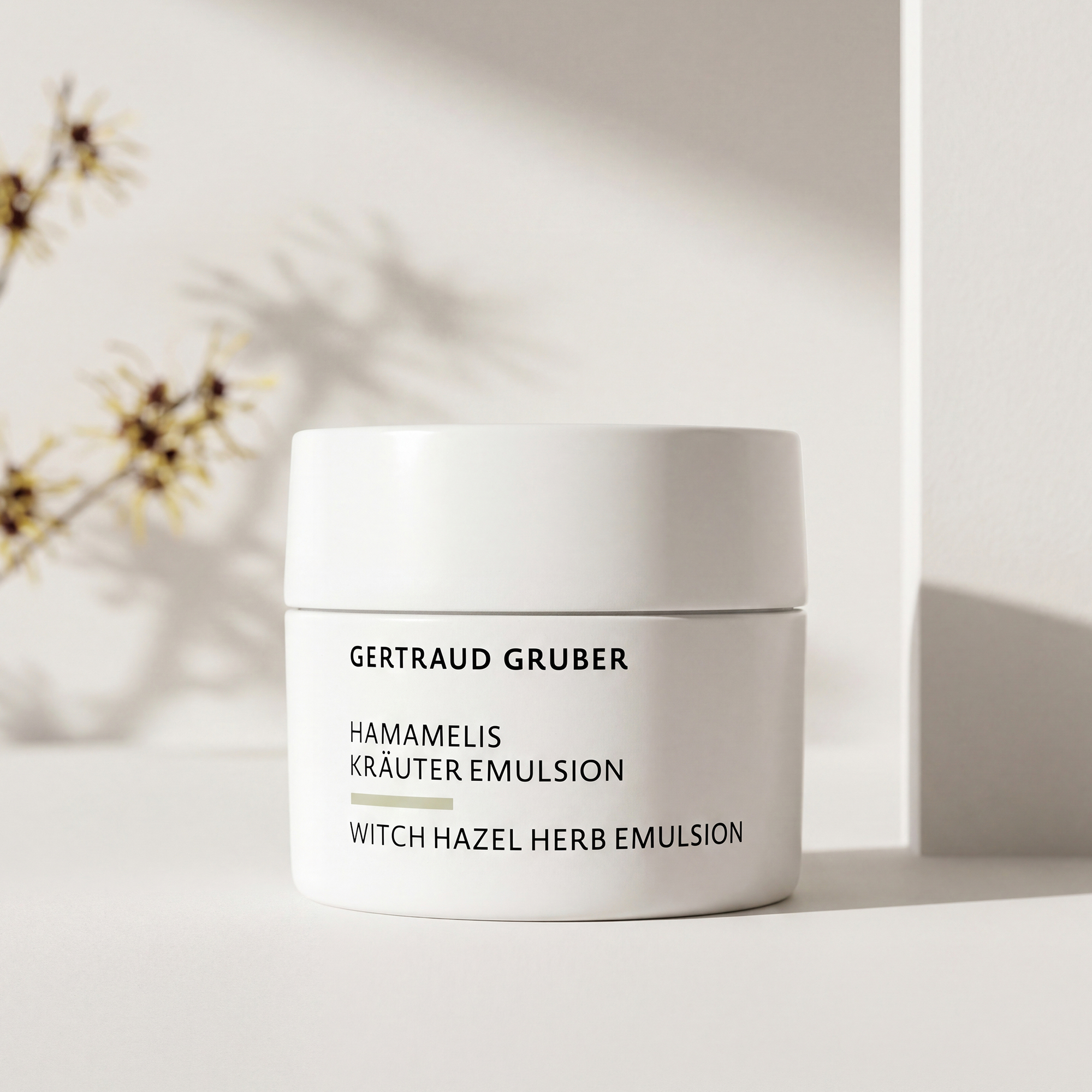 Gertraud Gruber Kosmetik Hamamelis Kräuter Emulsion vor hellbeiger Wand
