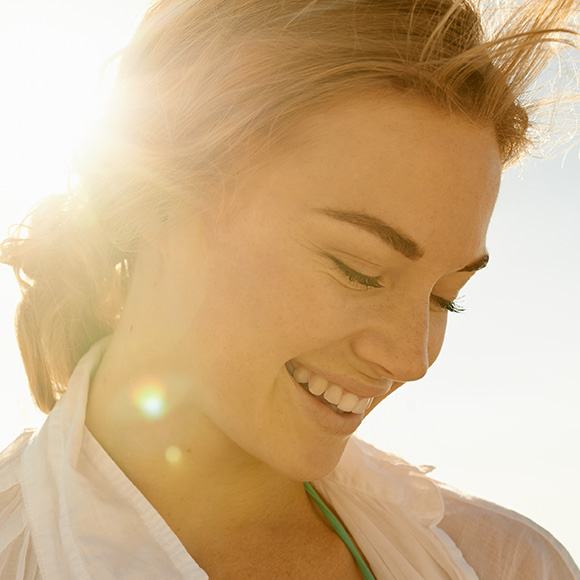 Frau im strahlenden Sonnenlicht