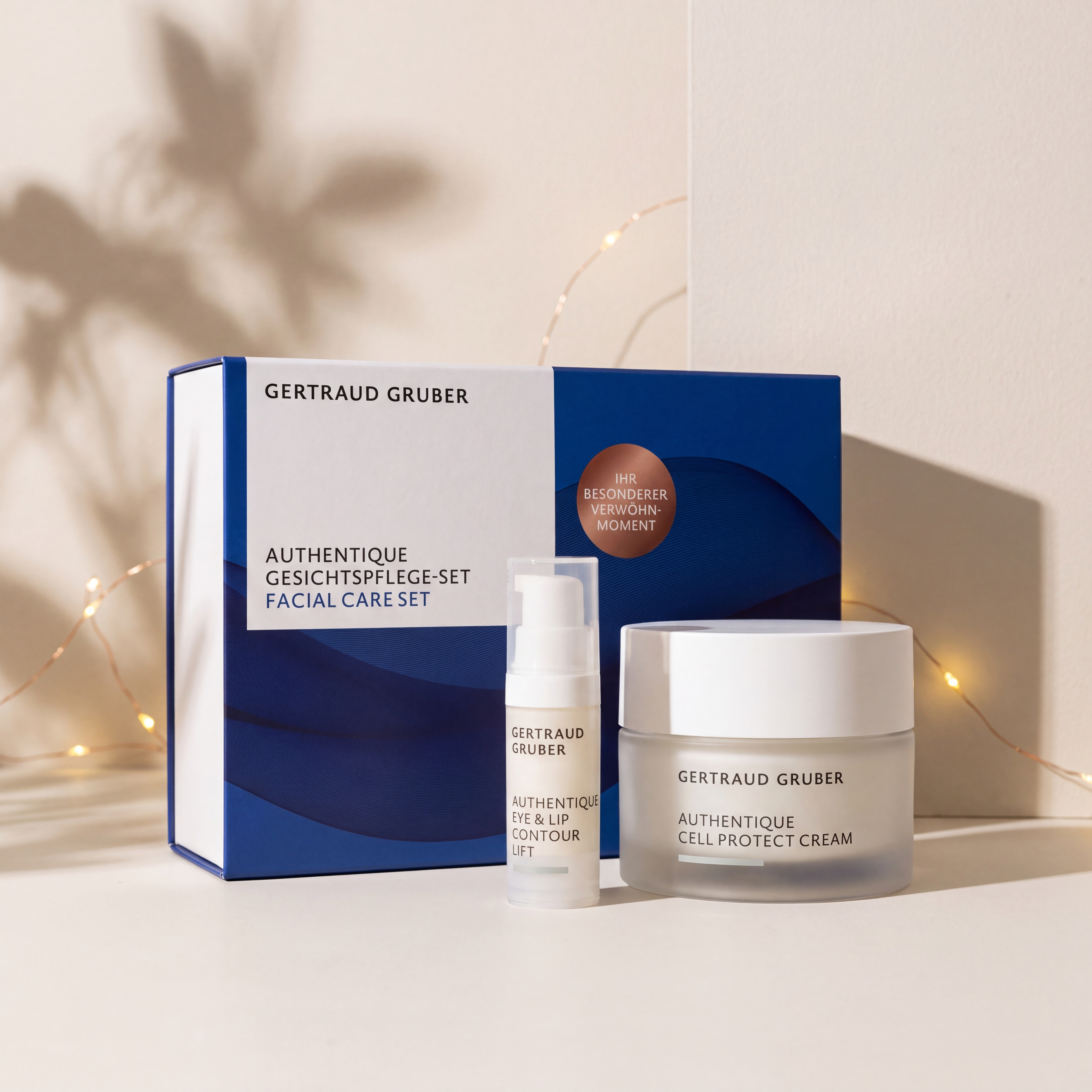 Authentique Gesichtspflege-Set von GERTRAUD GRUBER mit Cell Protect Cream und Eye & Lip Contour Lift vor der Geschenkverpackung, stimmungsvoll inszeniert mit warmen Lichtern.