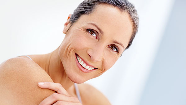 Lächelnde Frau mit reifer, gepflegter Haut