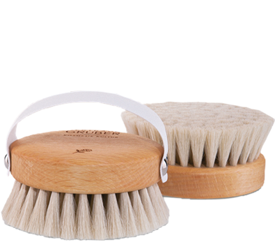 Zwei runde Alpine Balance Massagebürsten aus Holz von Gertraud Gruber Kosmetik