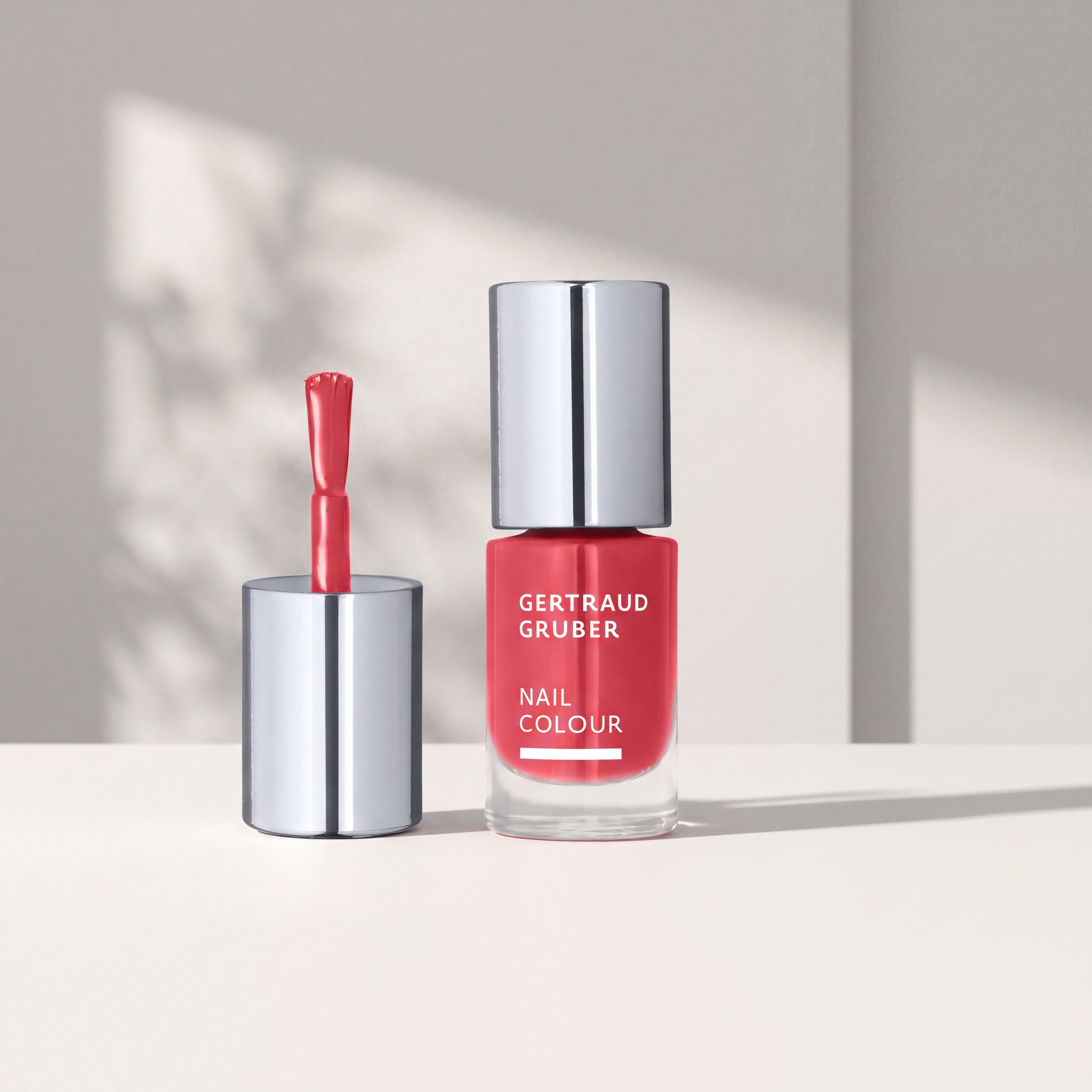 Nagellack von Gertraud Gruber Kosmetik vor heller Wand mit sanften Schatten
