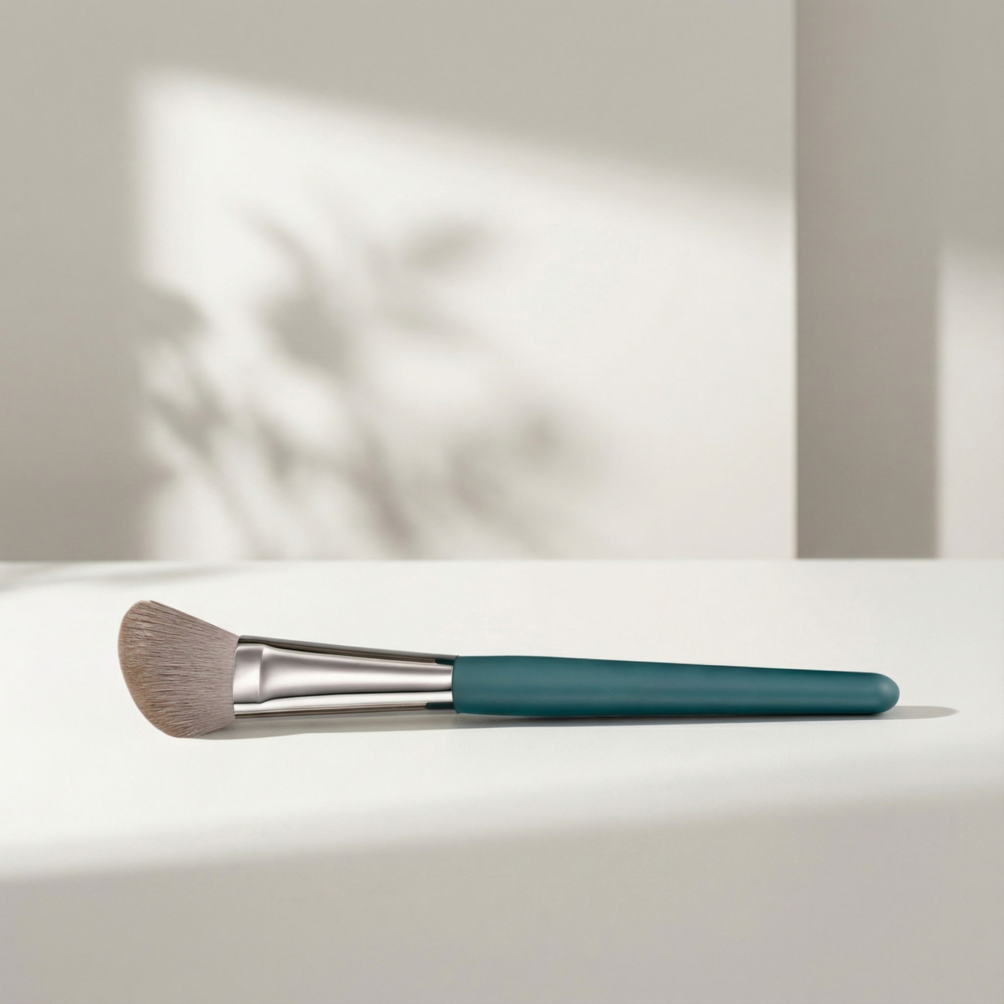 Rougepinsel von Gertraud Gruber Kosmetik vor heller Wand mit sanften Schatten