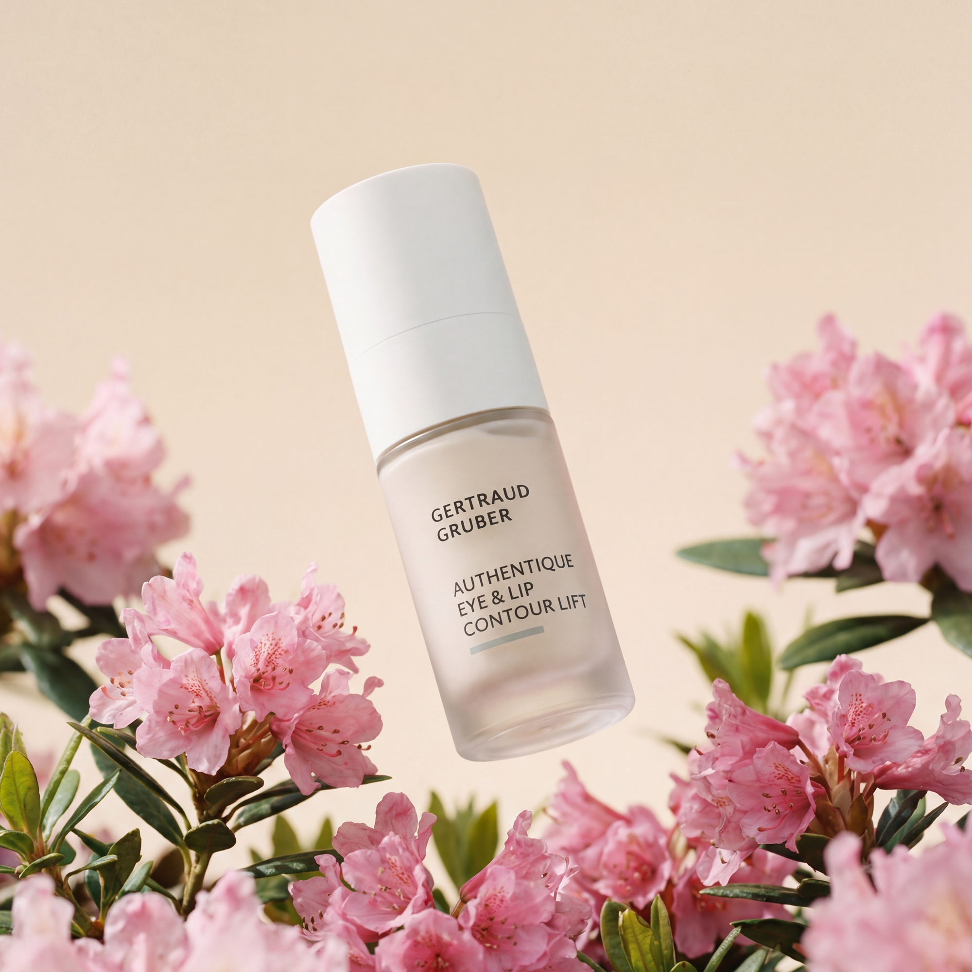 Edle Glasflasche Authentique Eye & Lip Contour Lift von Gertraud Gruber Kosmetik  mit blumigem Hintergrund