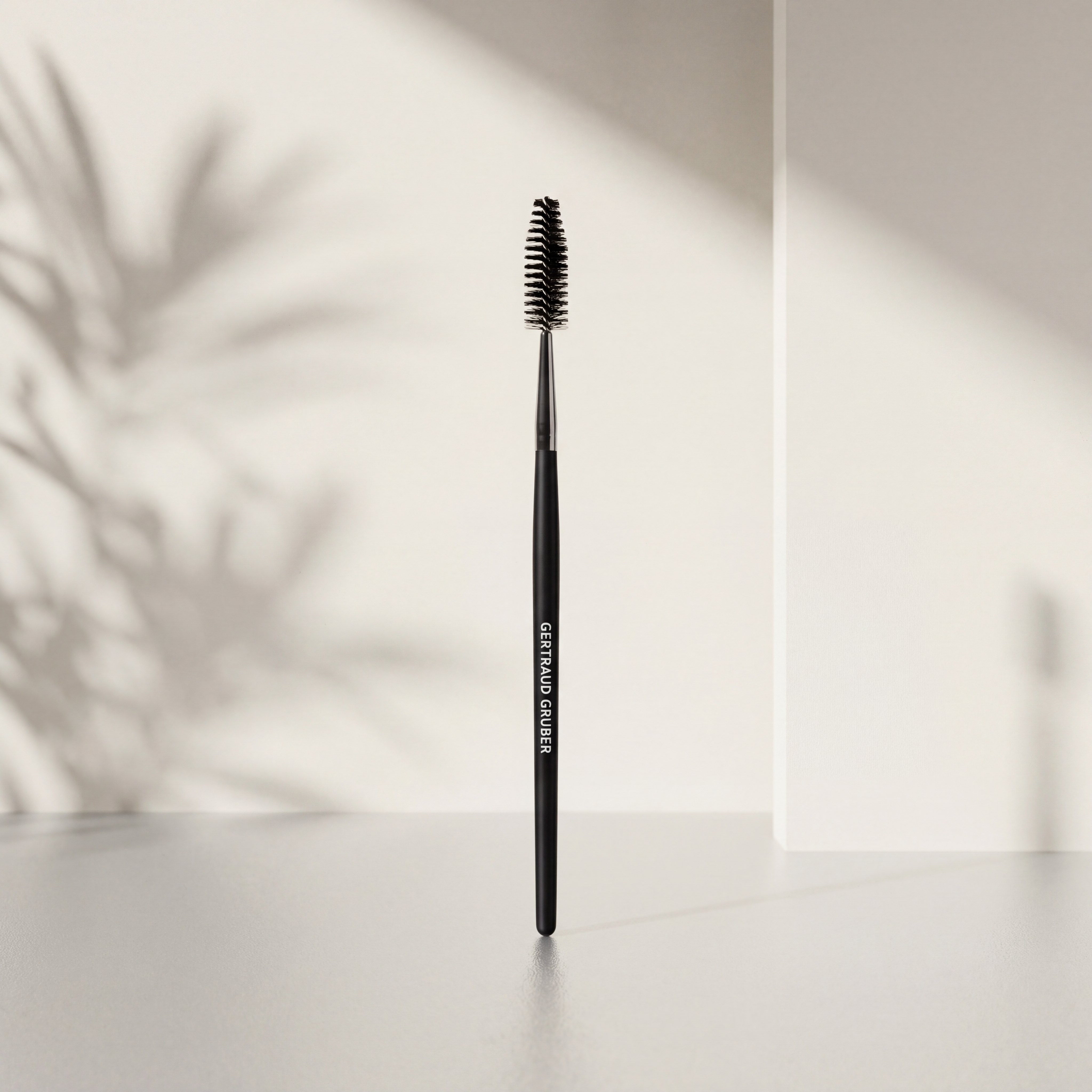 Wimpernbürstchen von Gertraud Gruber Kosmetik vor heller Wand mit sanften Schatten