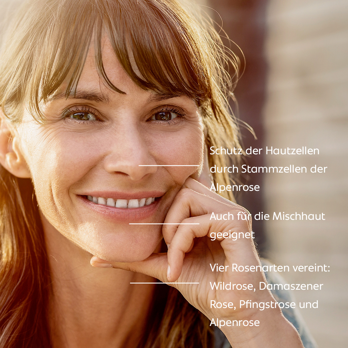 Frau im warmen Licht mit strahlender, ausgeglichener Haut; der Text beschreibt den Schutz der Hautzellen durch Alpenrosen-Stammzellen, die Eignung für Mischhaut sowie eine Pflegekomposition aus vier edlen Rosenarten.