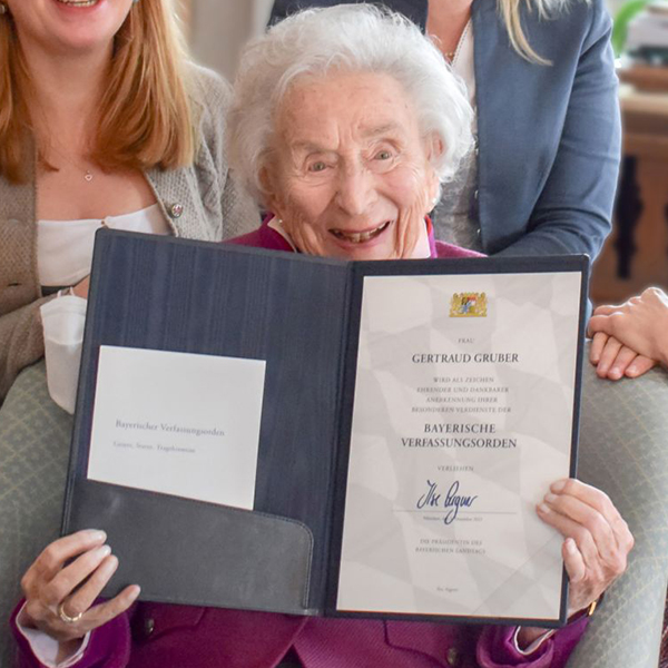 Gertraud Gruber präsentiert bayrischen Verfassungsorden Urkunde