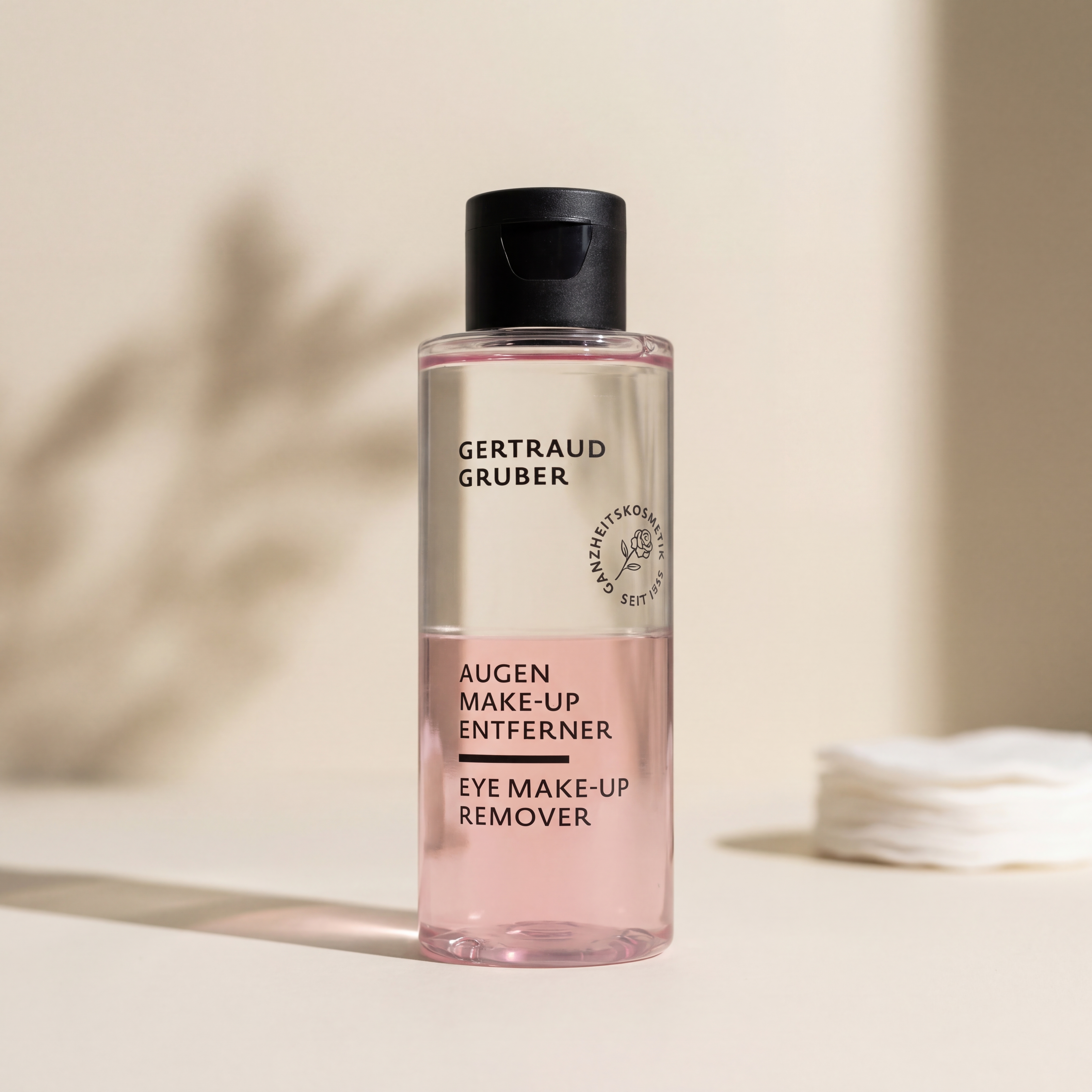 Eye Make-up Remover Zweiphasen-Formel von Gertraud Gruber Kosmetik vor heller Wand mit sanften Schatten