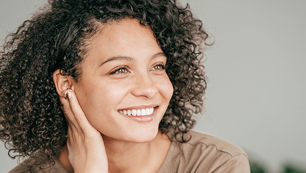 Lächelnde Frau mit natürlicher, strahlender Haut