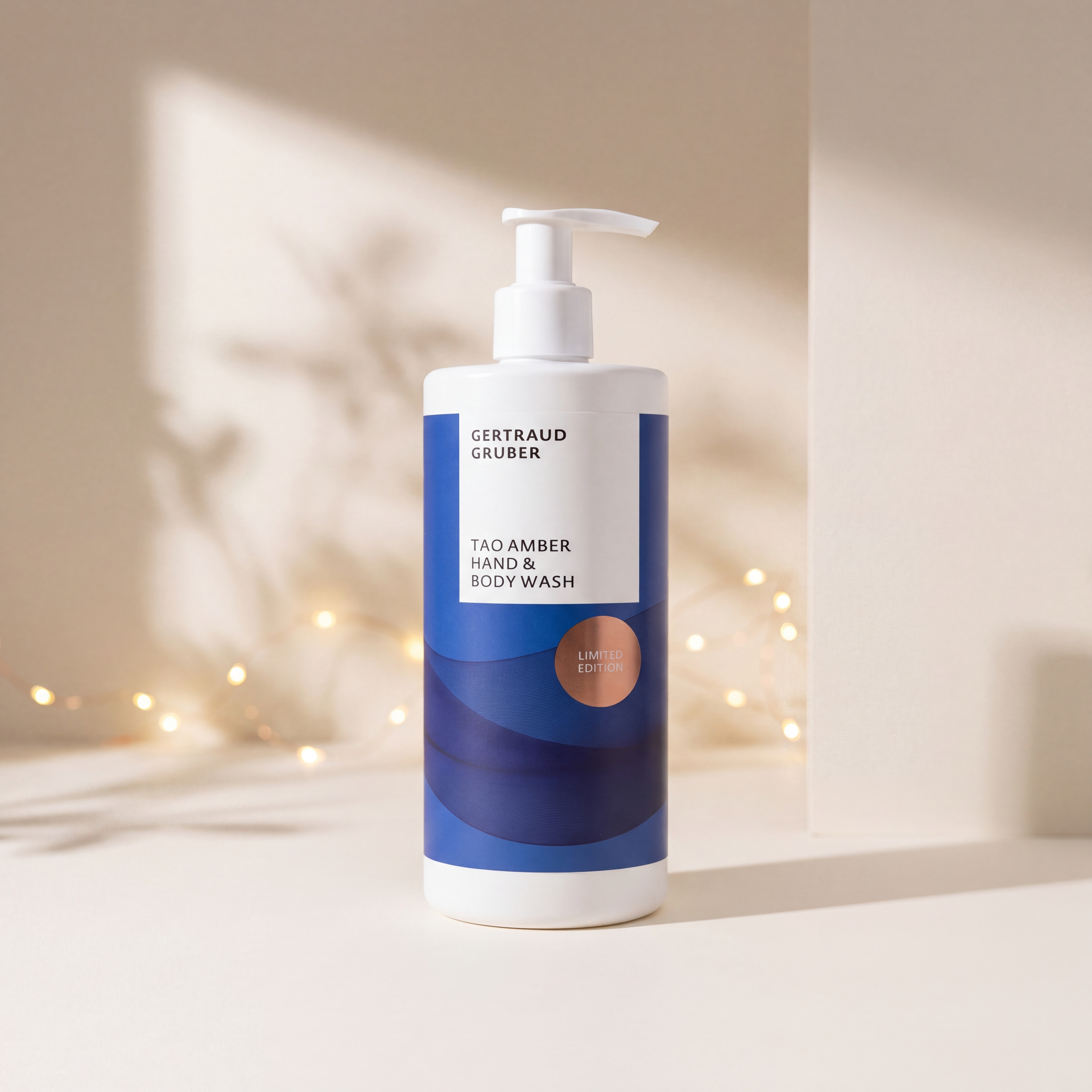 Tao Amber Hand & Body Wash von GERTRAUD GRUBER als Limited Edition im Pumpspender, stimmungsvoll inszeniert mit warmen Lichtern.