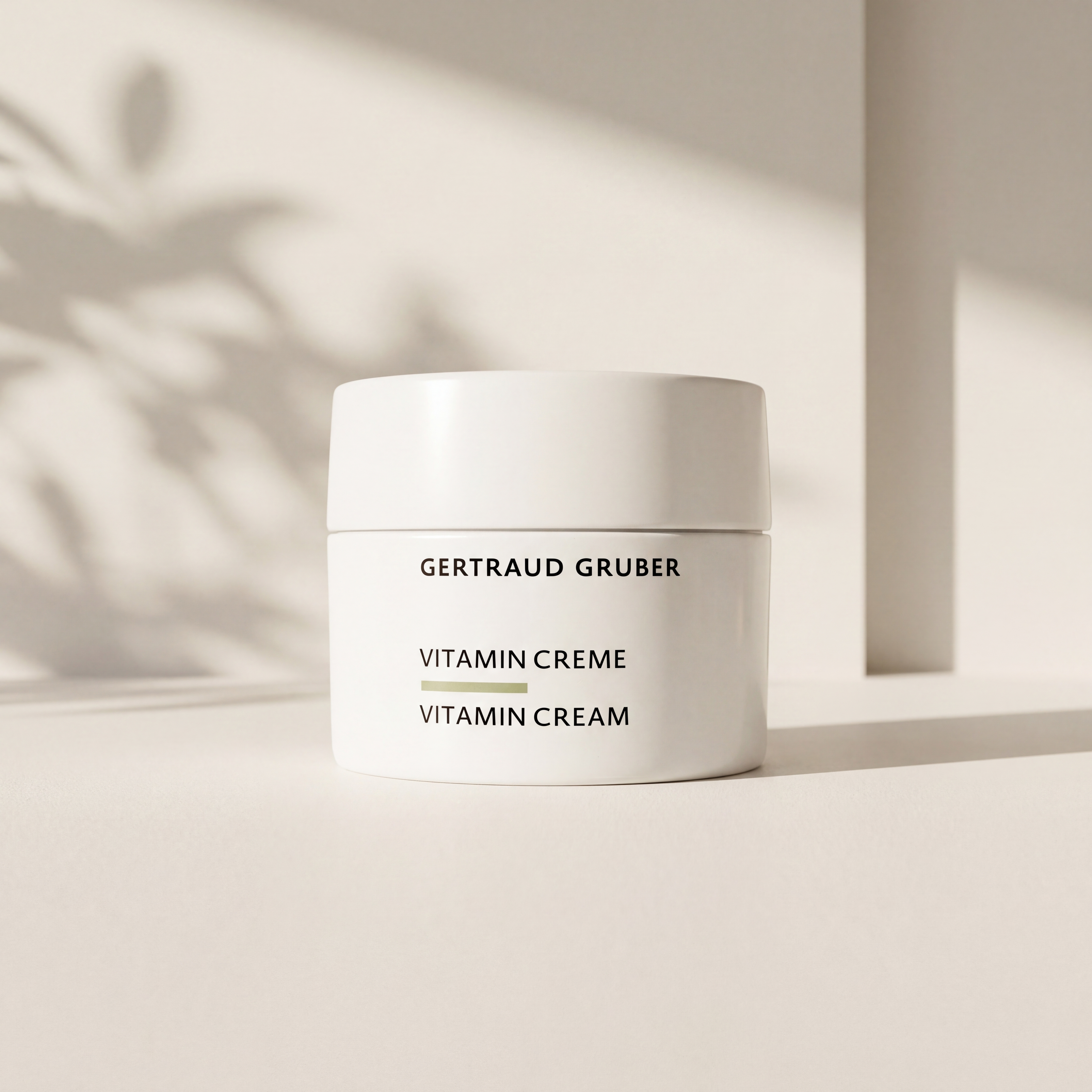 Weiße Cremedose Vitamin Creme von Gertraud Gruber Kosmetik vor ruhigem, hellem Setting