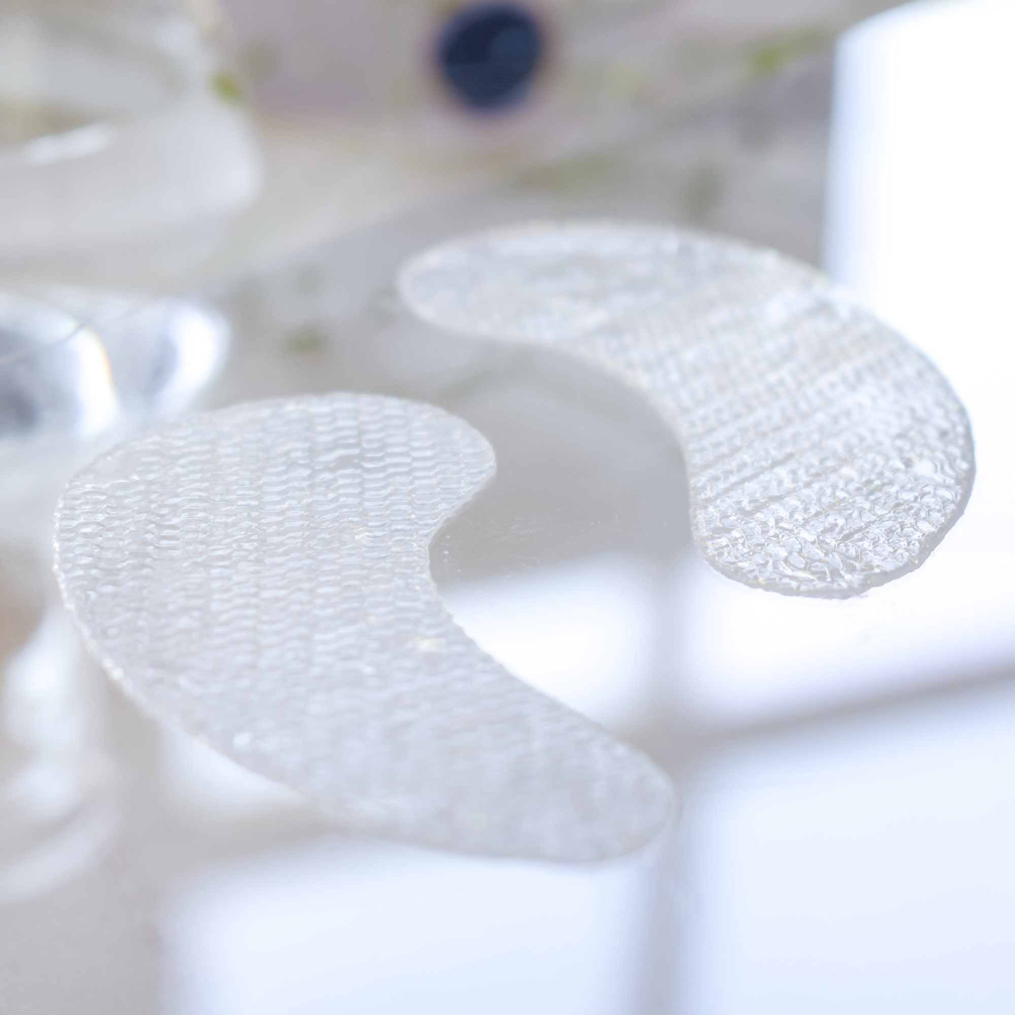 Zwei Hyaluron Augenpads auf hellem Hintergrund