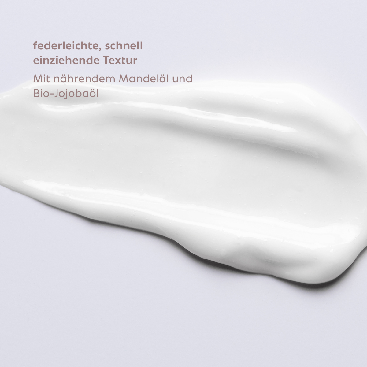 Zartschmelzende, schnell einziehende Emulsion – mit nährendem Mandelöl und Bio-Jojobaöl für ein geschmeidig gepflegtes Hautgefühl.