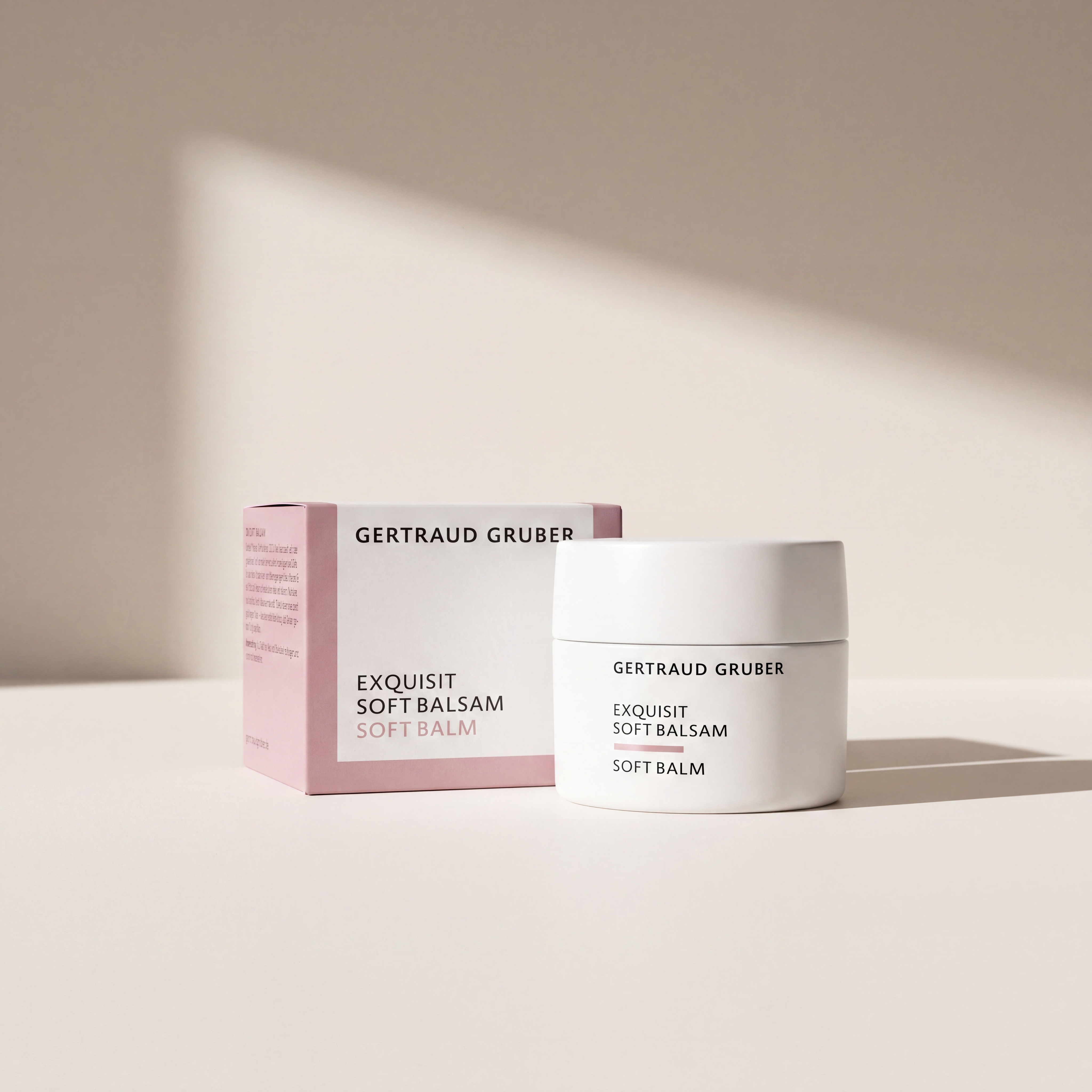 Weiße Cremedose Exquisit Soft Balsam mit Faltschachtel von Gertraud Gruber Kosmetik vor heller Wand mit weichem Licht