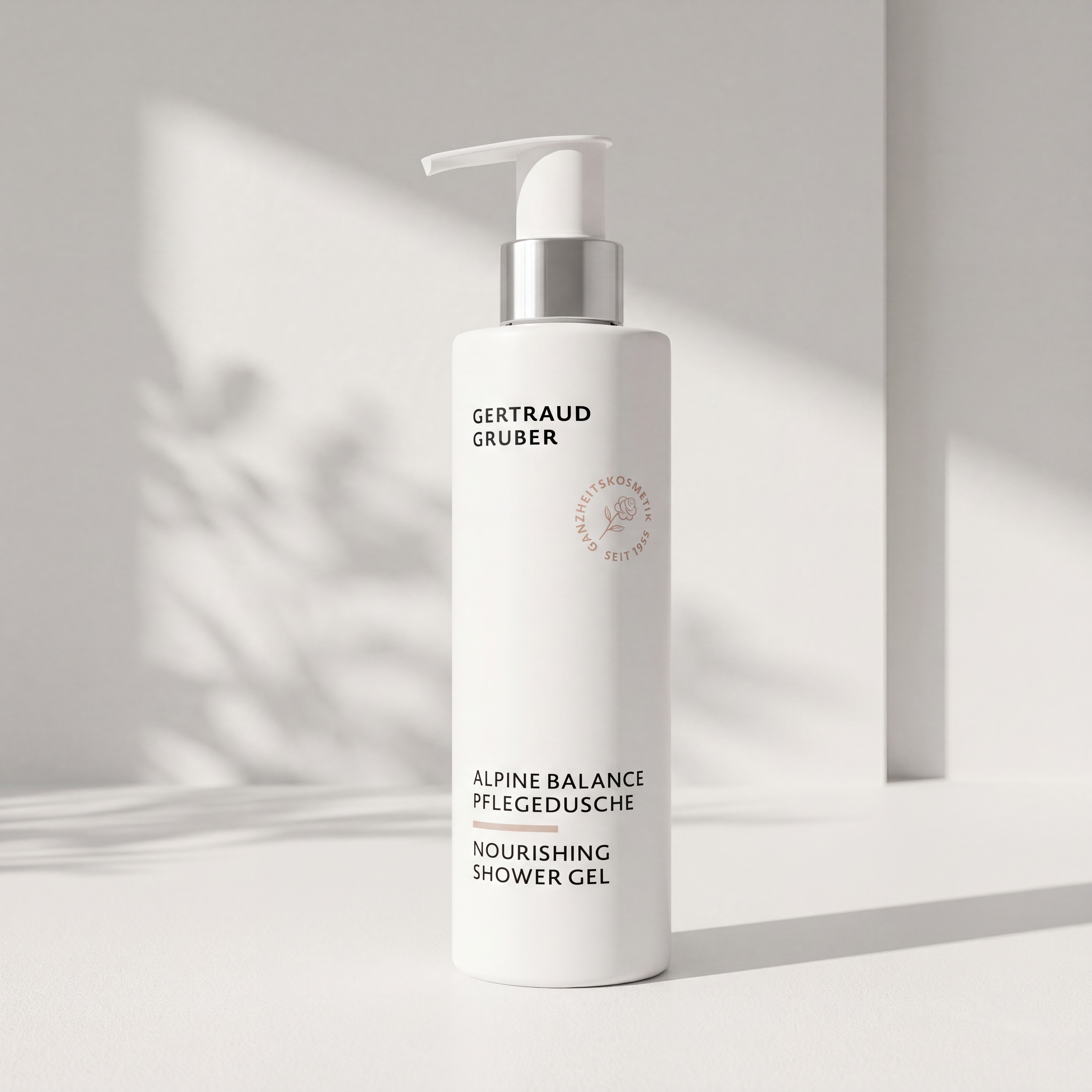 Schlanke Flasche Pflegedusche von Gertraud Gruber Kosmetik vor heller Wand mit sanften Schatten