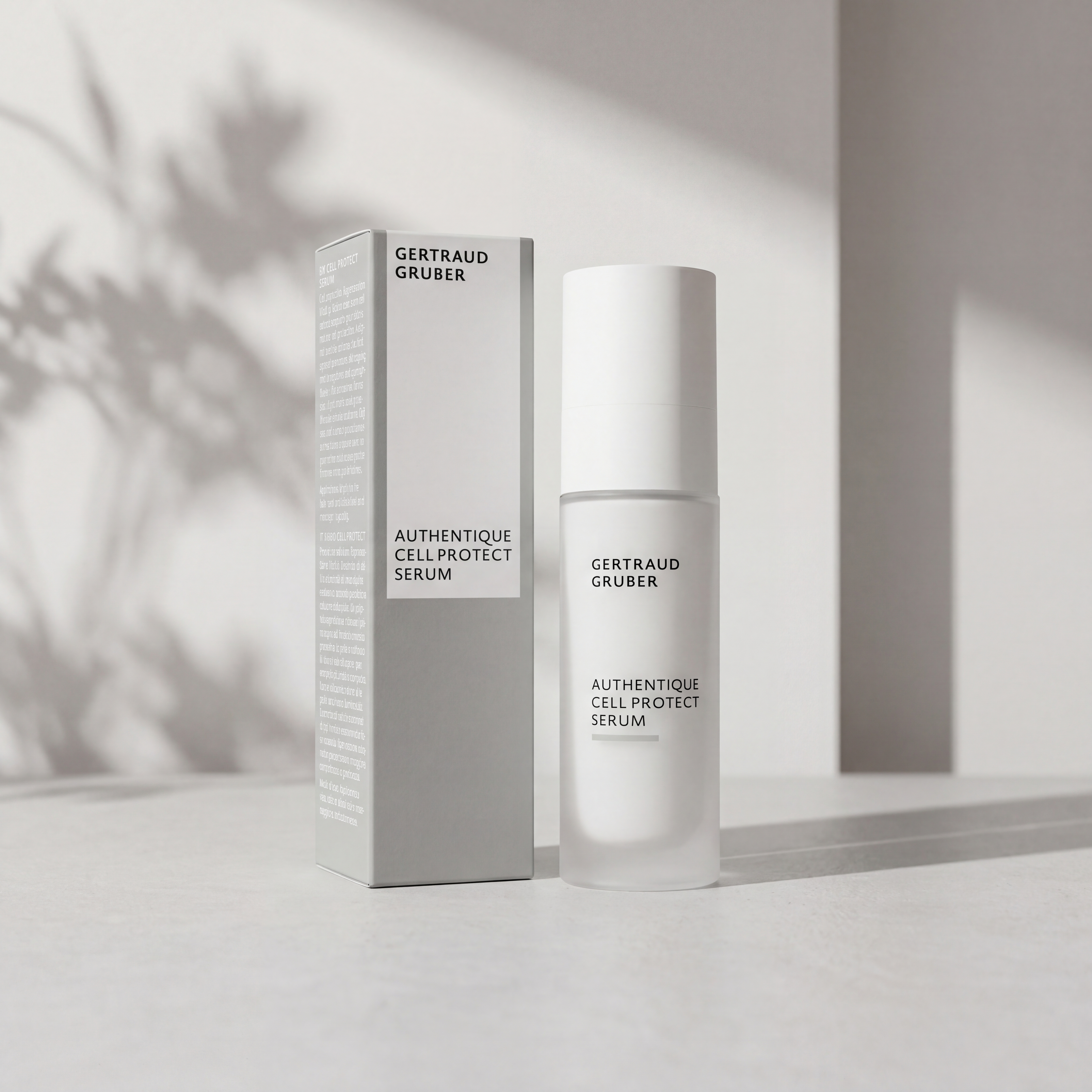 Edle Glasflasche Authentique Cell Protect Serum von Gertraud Gruber Kosmetik vor klarer, ruhiger Kulisse mit grauer Faltschachtel