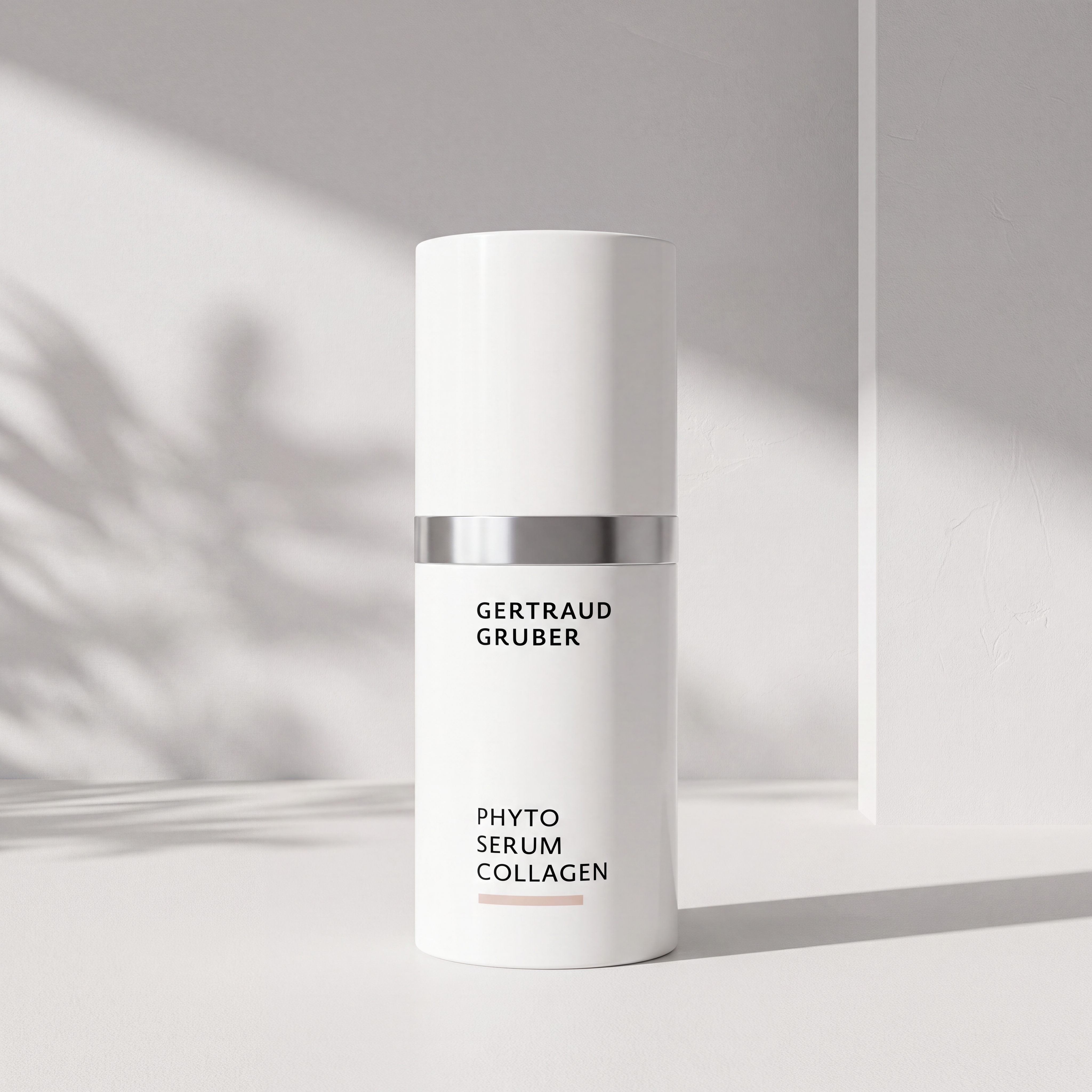 Schlanke weiße Flasche Phyto Serum Collagen von Gertraud Gruber Kosmetik vor heller Wand mit sanften Schatten