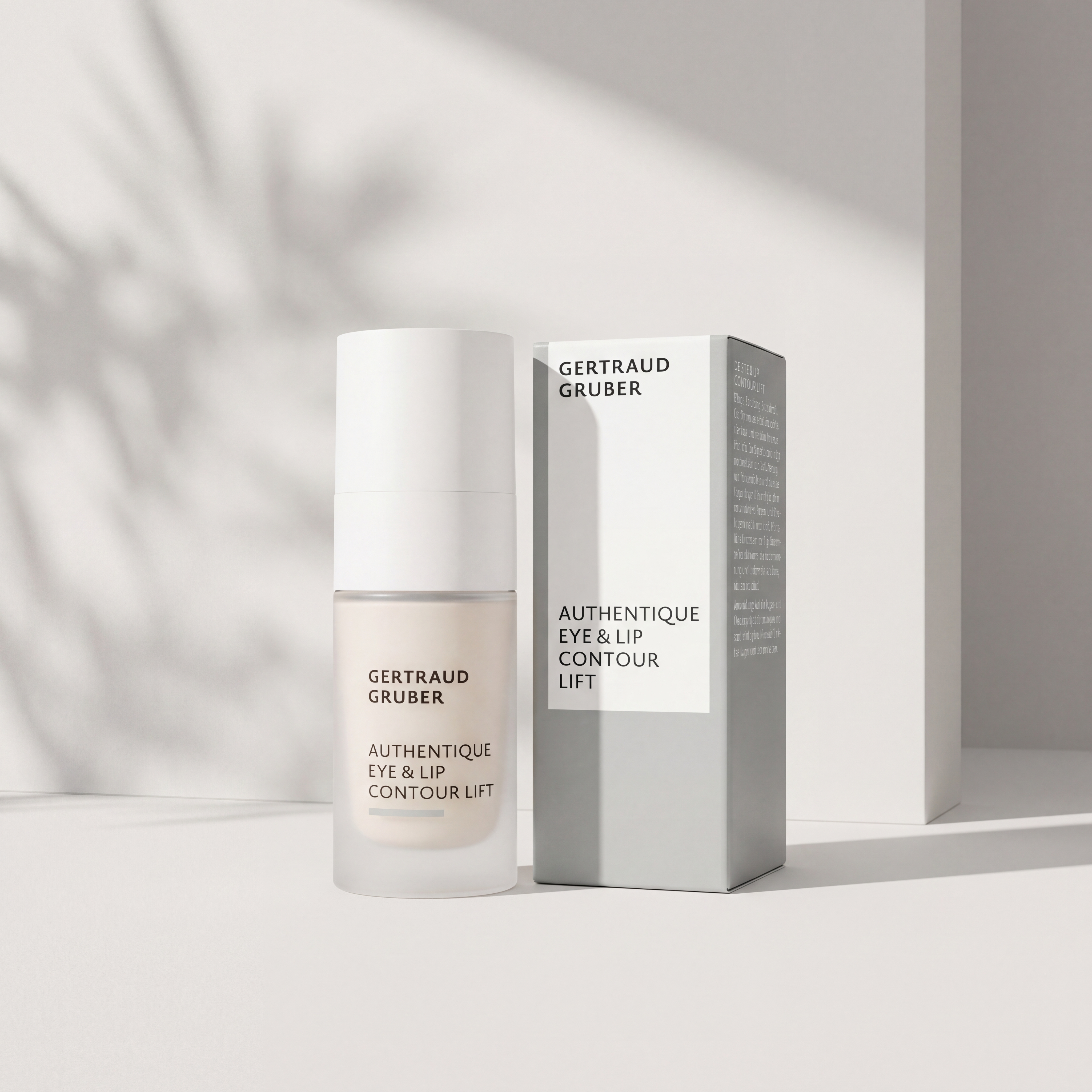 Edle Glasflasche Authentique Eye & Lip Contour Lift von Gertraud Gruber Kosmetik vor klarer, ruhiger Kulisse mit grauer Faltschachtel