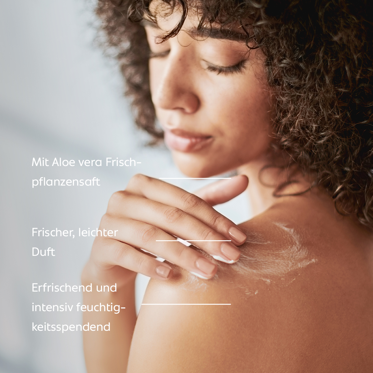 Eine Frau, die die Lotion achtsam auf ihre Haut aufträgt und sie mit sanften Bewegungen einarbeitet – ein Moment bewusster Pflege, der Frische, Geschmeidigkeit und spürbare Durchfeuchtung hinterlässt.