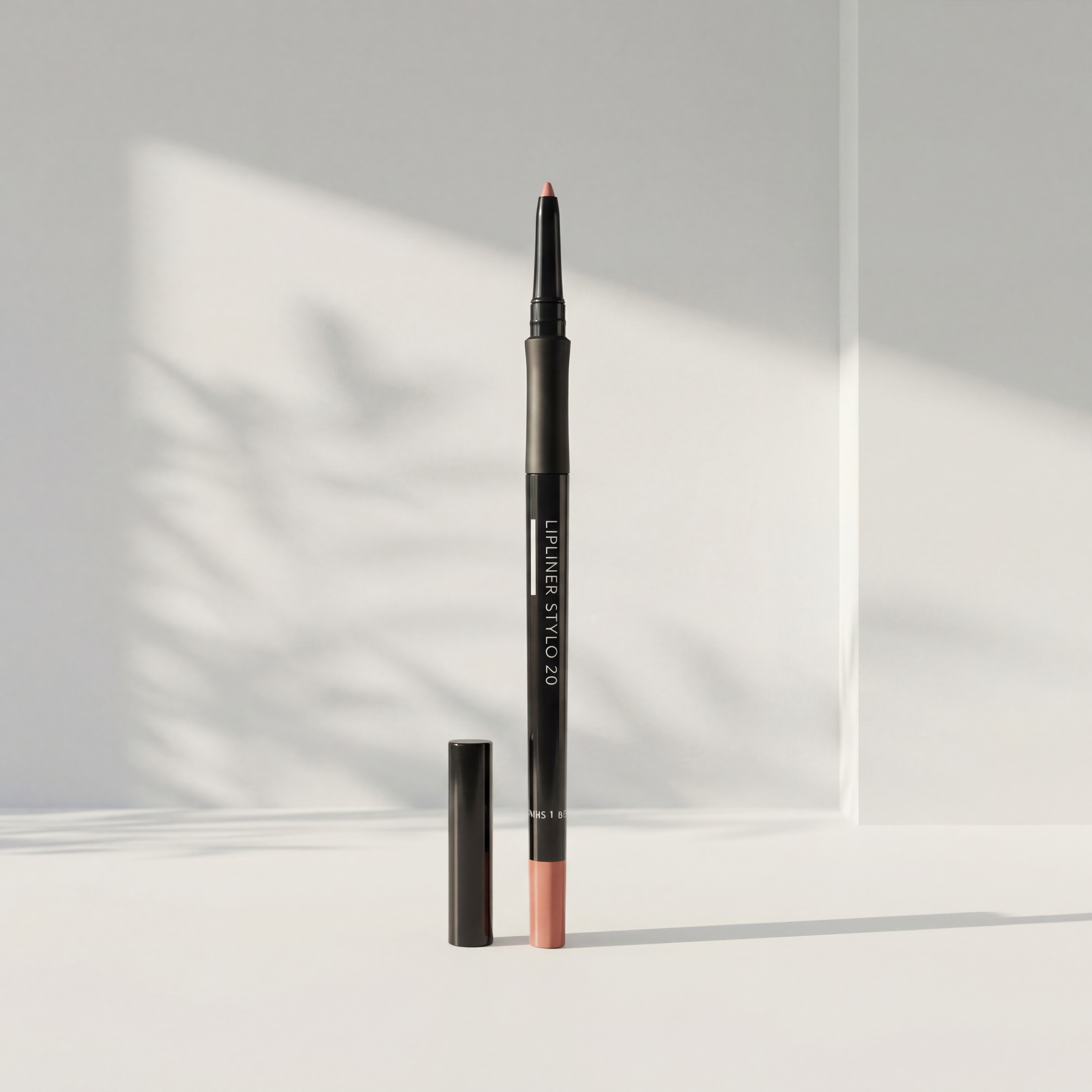 Lipliner von Gertraud Gruber Kosmetik vor heller Wand mit sanften Schatten