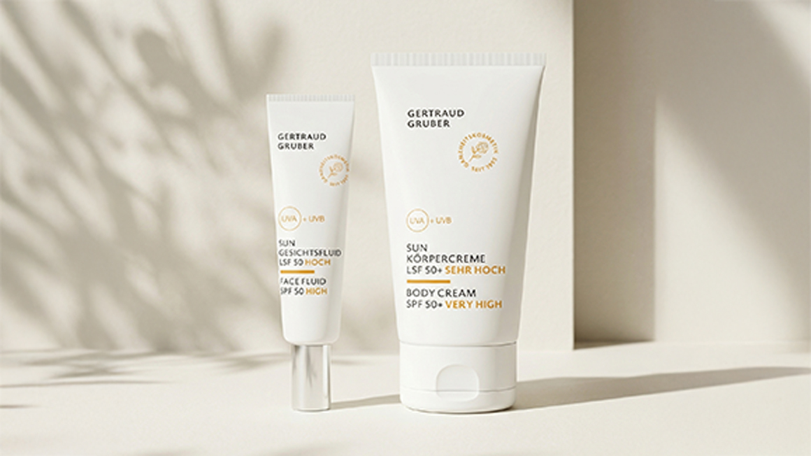 Gertraud Gruber Kosmetik Sonnenschutz Produkte vor hellbeiger Wand