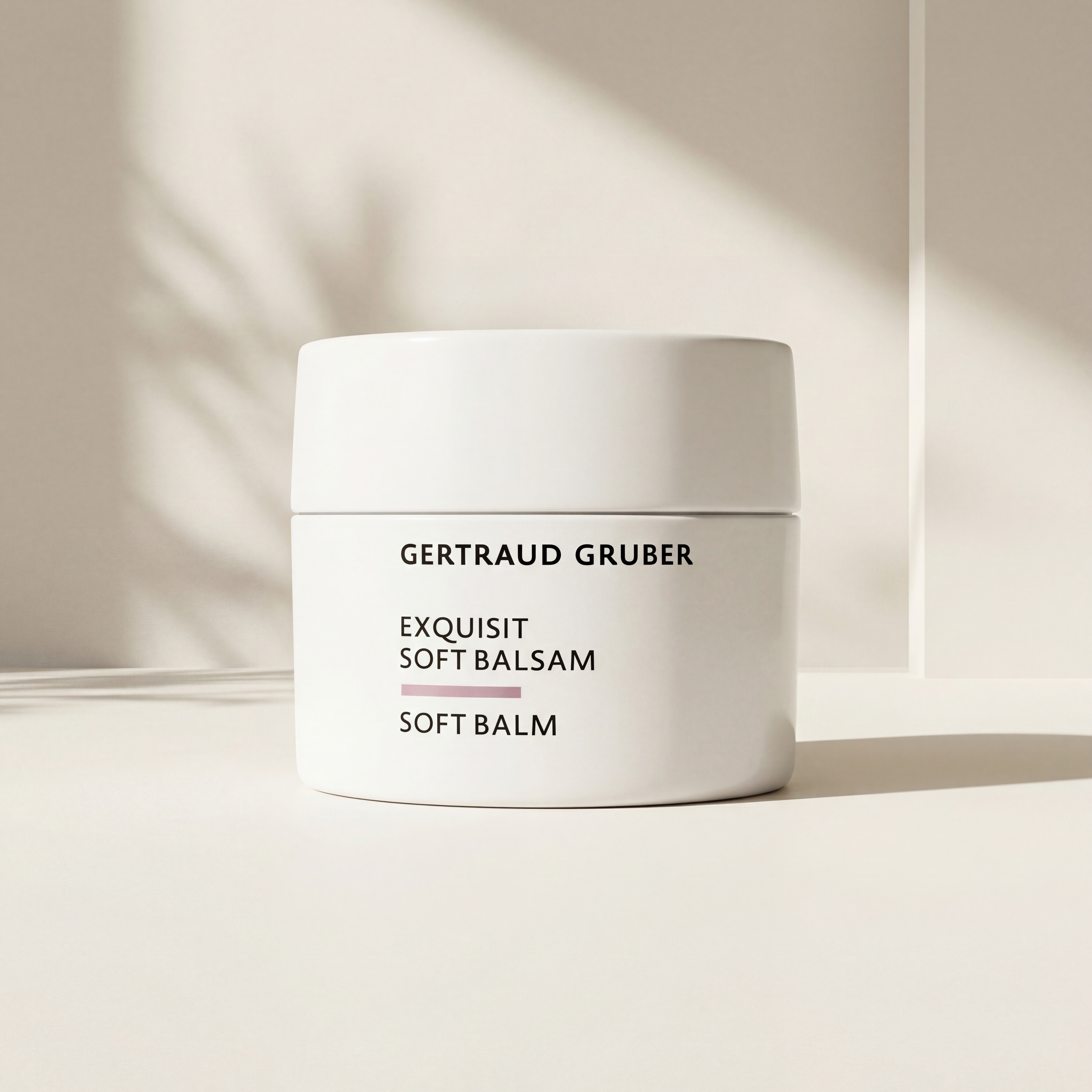 Weiße Cremedose Exquisit Soft Balsam von Gertraud Gruber Kosmetik vor heller Wand mit weichem Licht