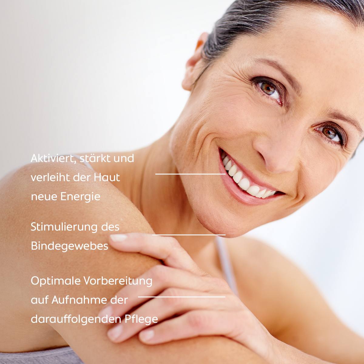 Frau mit frischer, vitaler Ausstrahlung; der Text beschreibt eine aktivierende Pflege, die die Haut stärkt, das Bindegewebe stimuliert und sie optimal auf die nachfolgende Pflege vorbereitet.