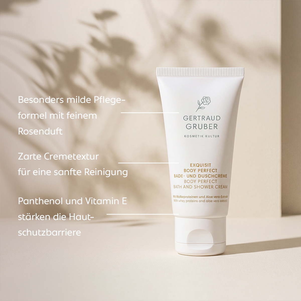 Weiße Tube der Gertraud Gruber Exquisit Body Perfect Bade- und Duschcreme auf hellem Hintergrund mit eingeblendeten Produktinformationen.
